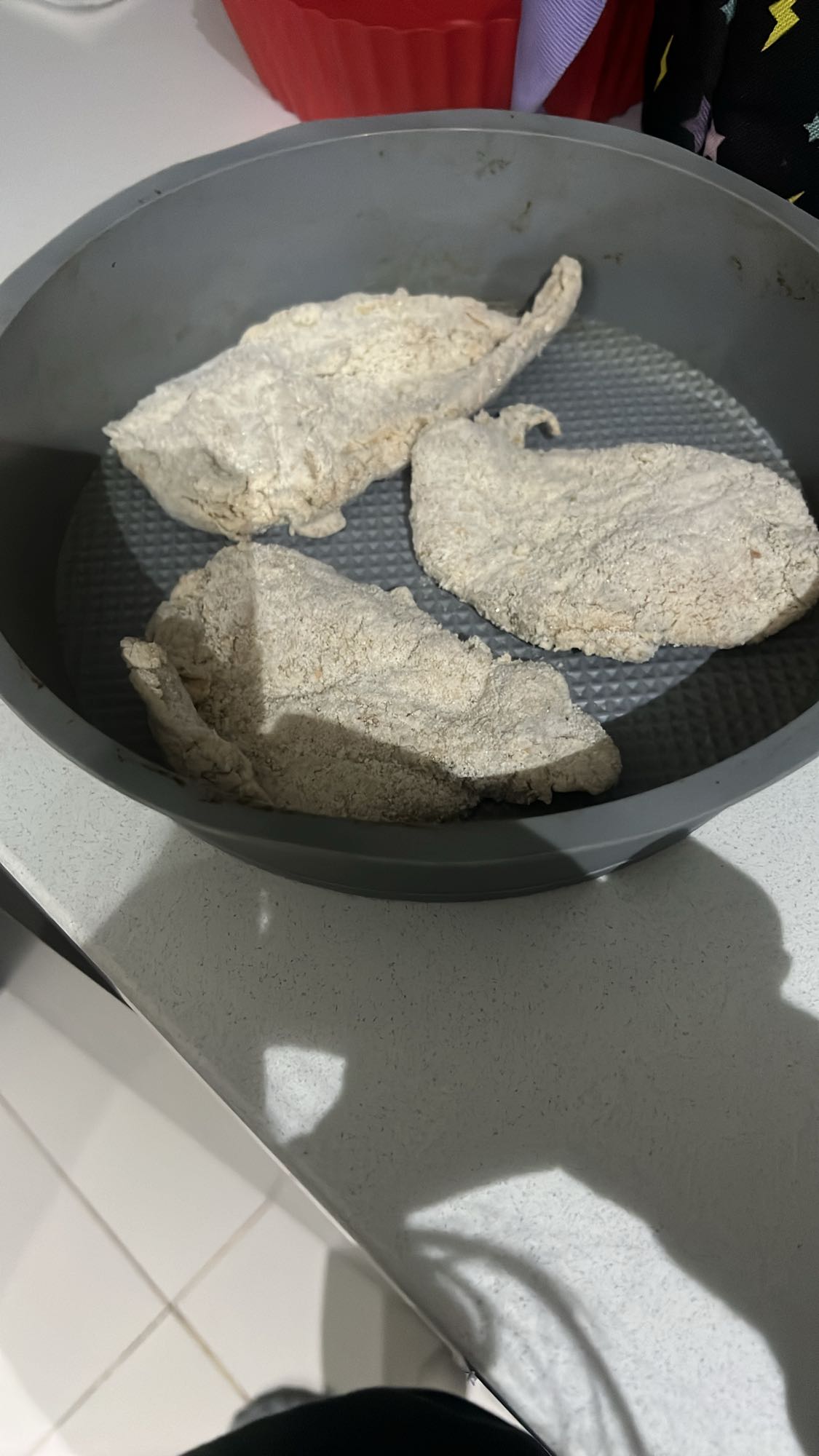 Pechuga empanizada cruda