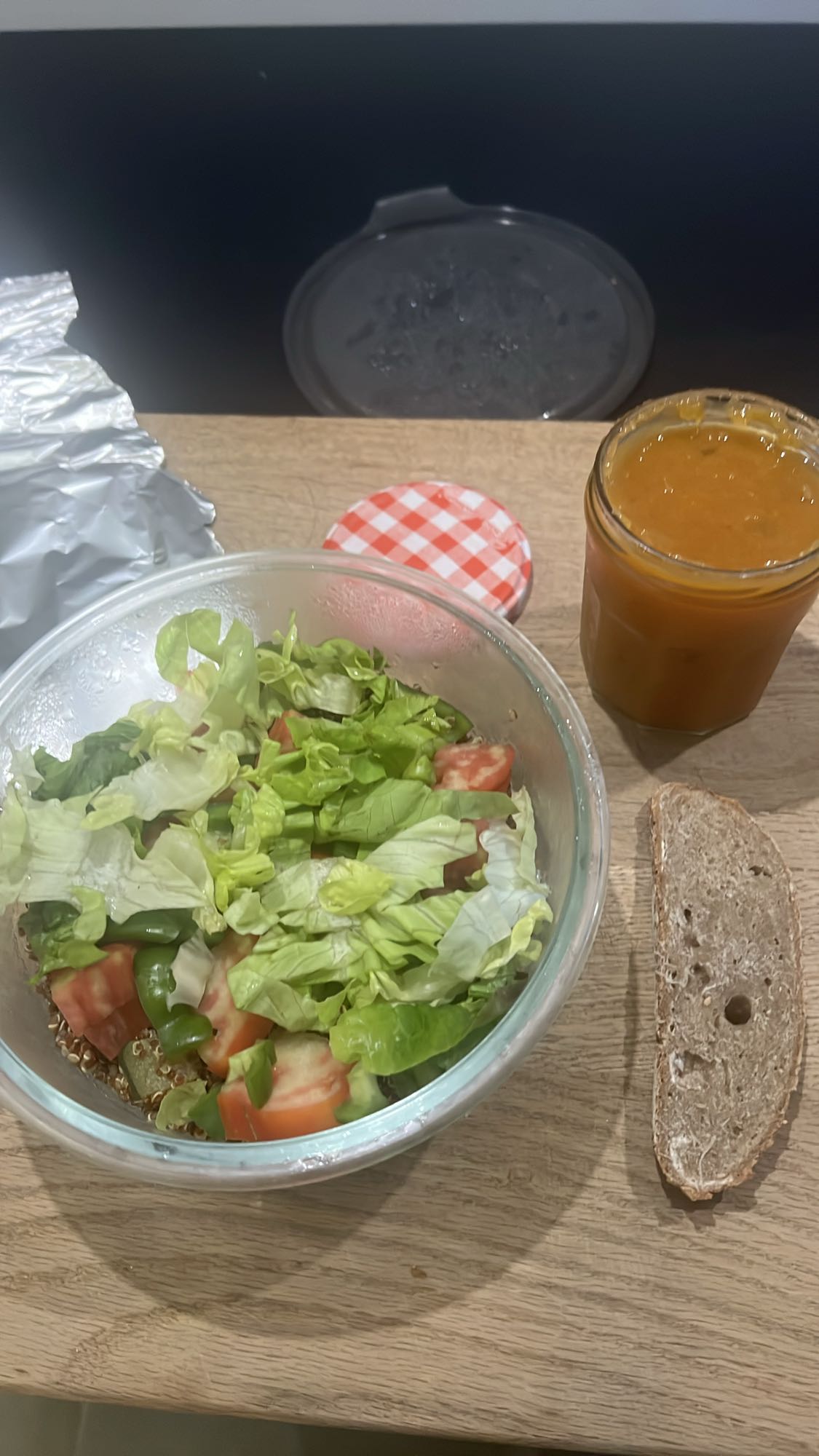 Salade et pain complet