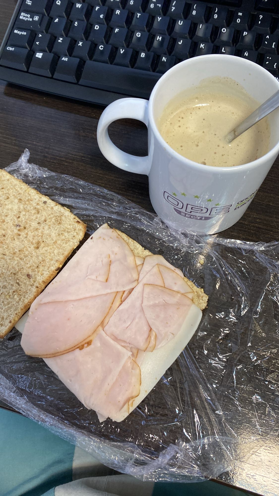 Sándwich de pavo y café