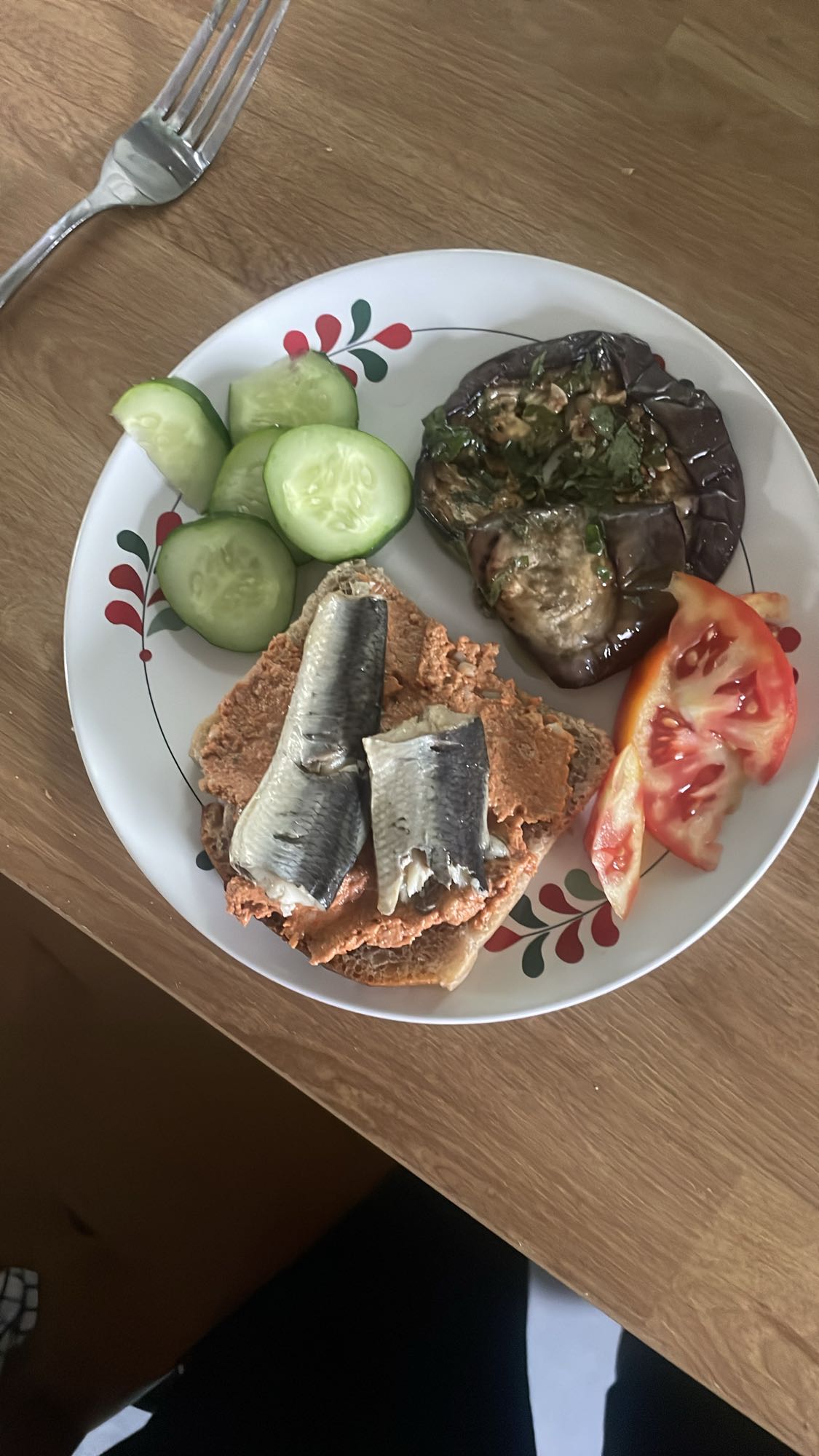 kanapka z sardynką i warzywami