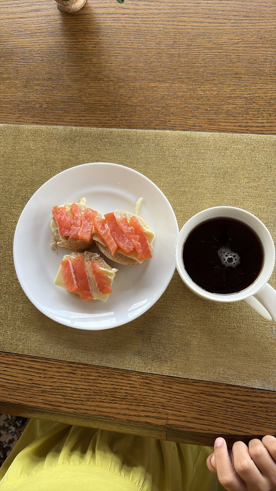 бутерброды с лососем и кофе