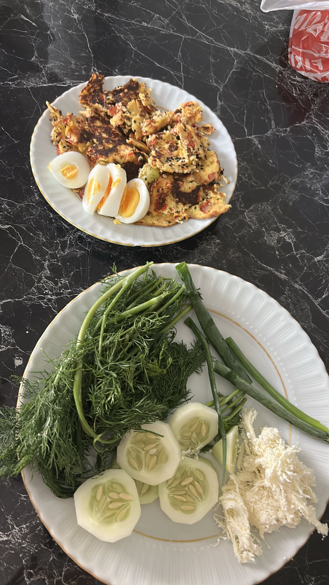 Sebzeli omlet ve yeşillik