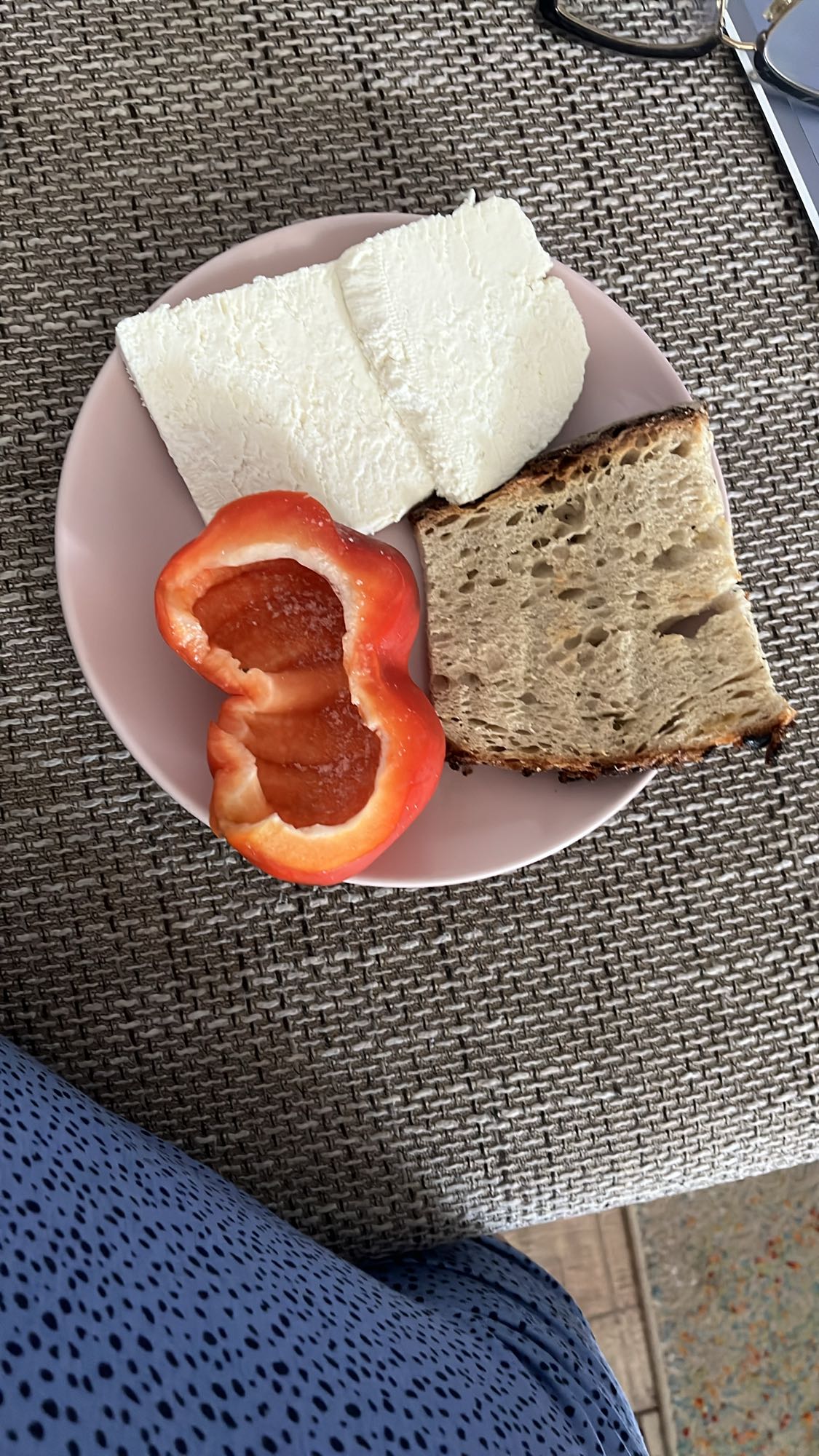 Mic dejun cu brânză și ardei