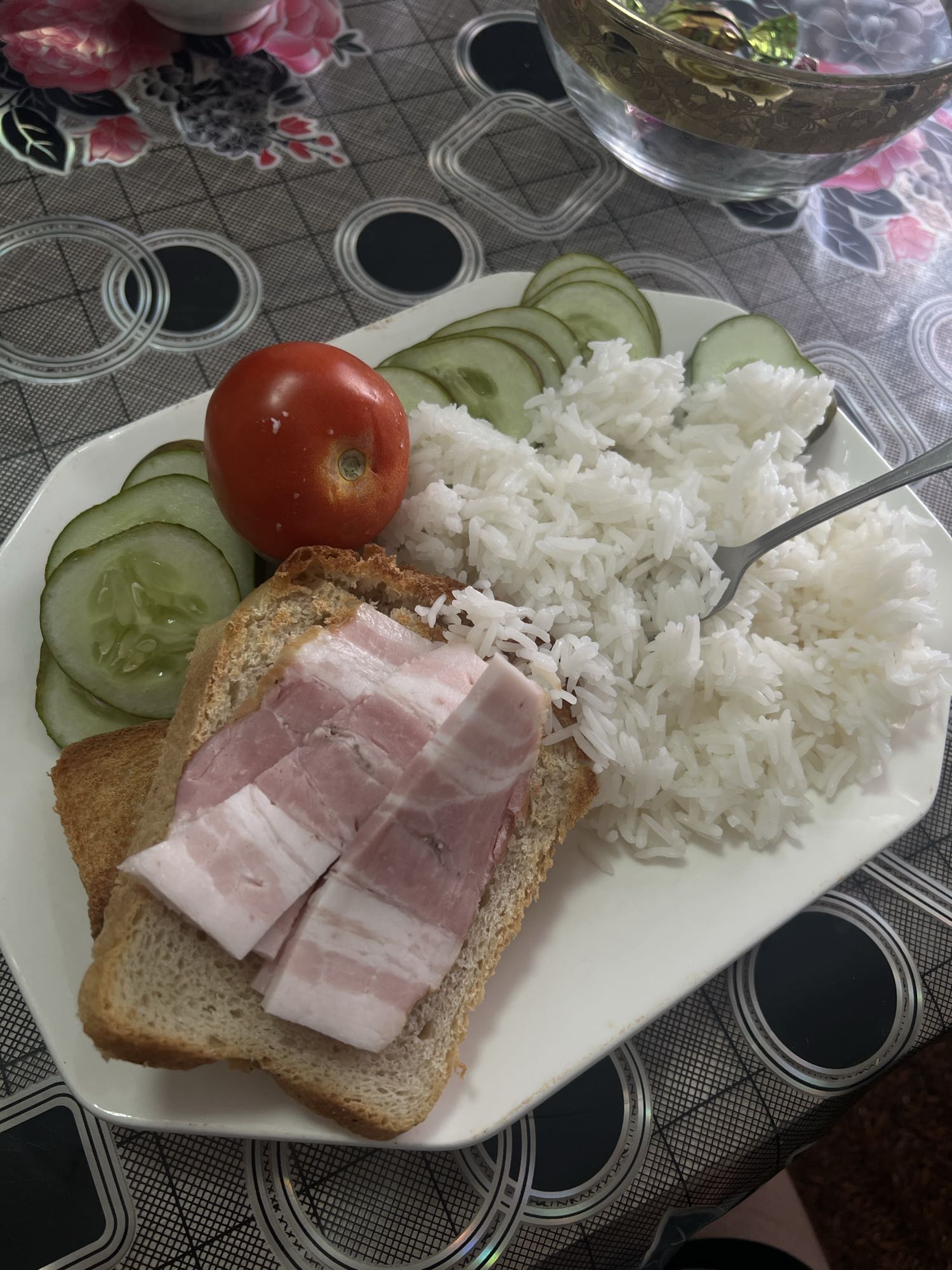 рис, хлеб с салом и овощи