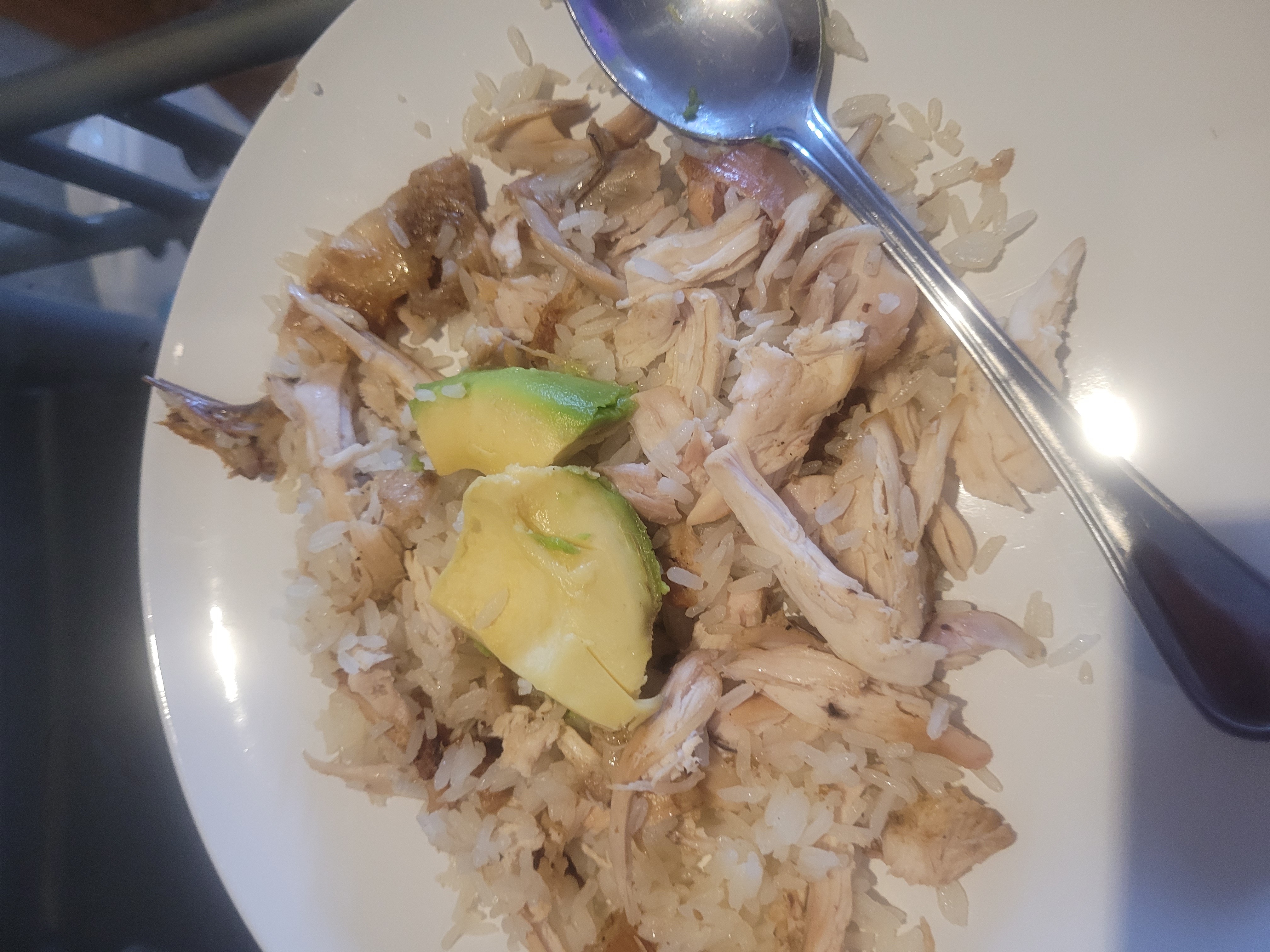 Pollo con arroz y aguacate