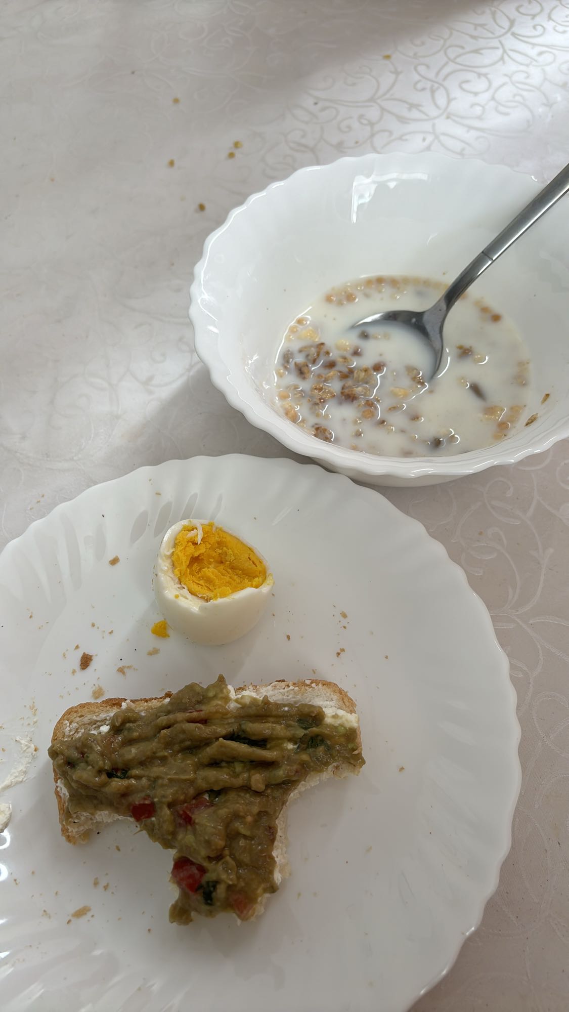 Завтрак с яйцом и тостом