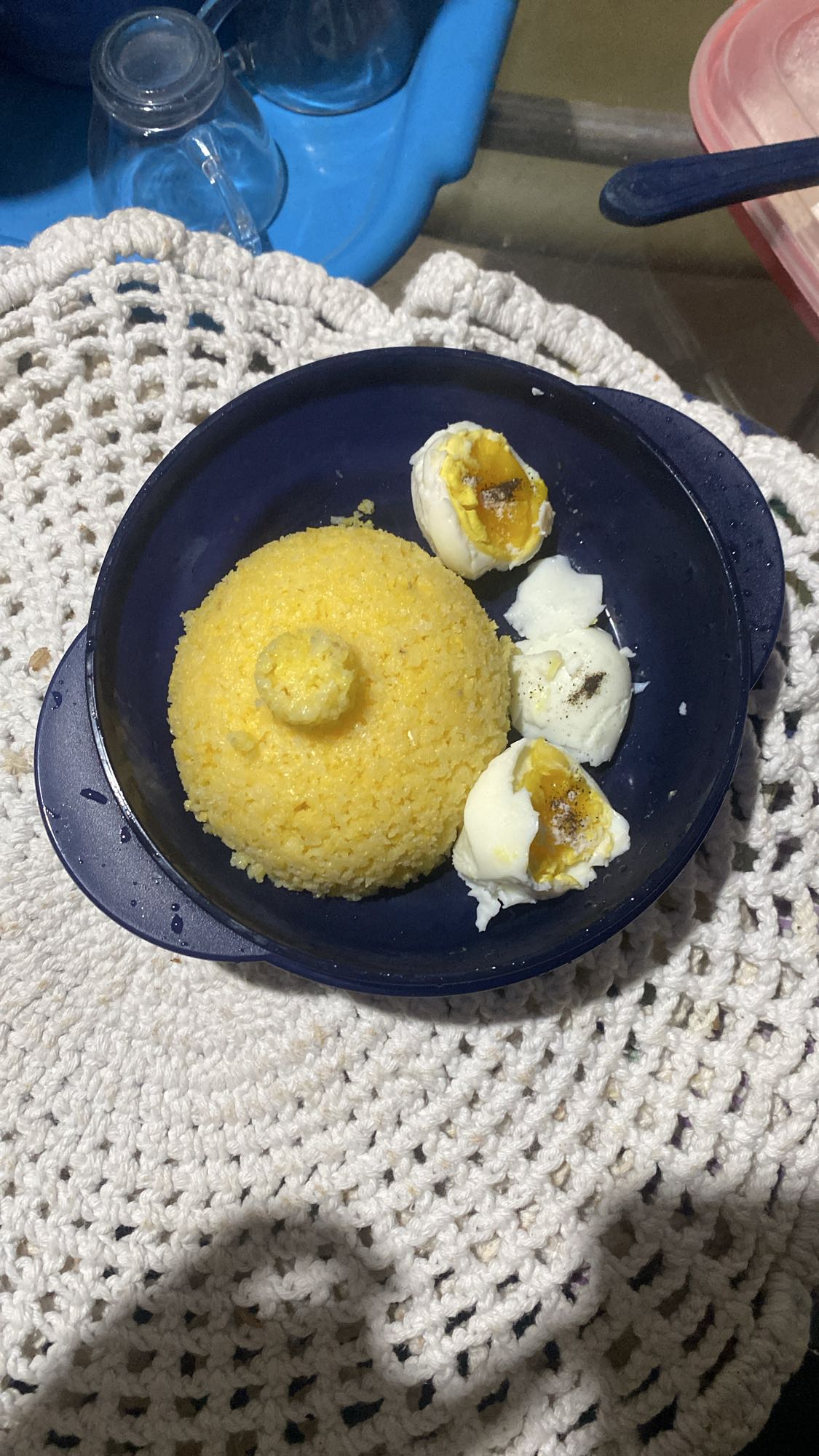 Cuscuz com ovos cozidos