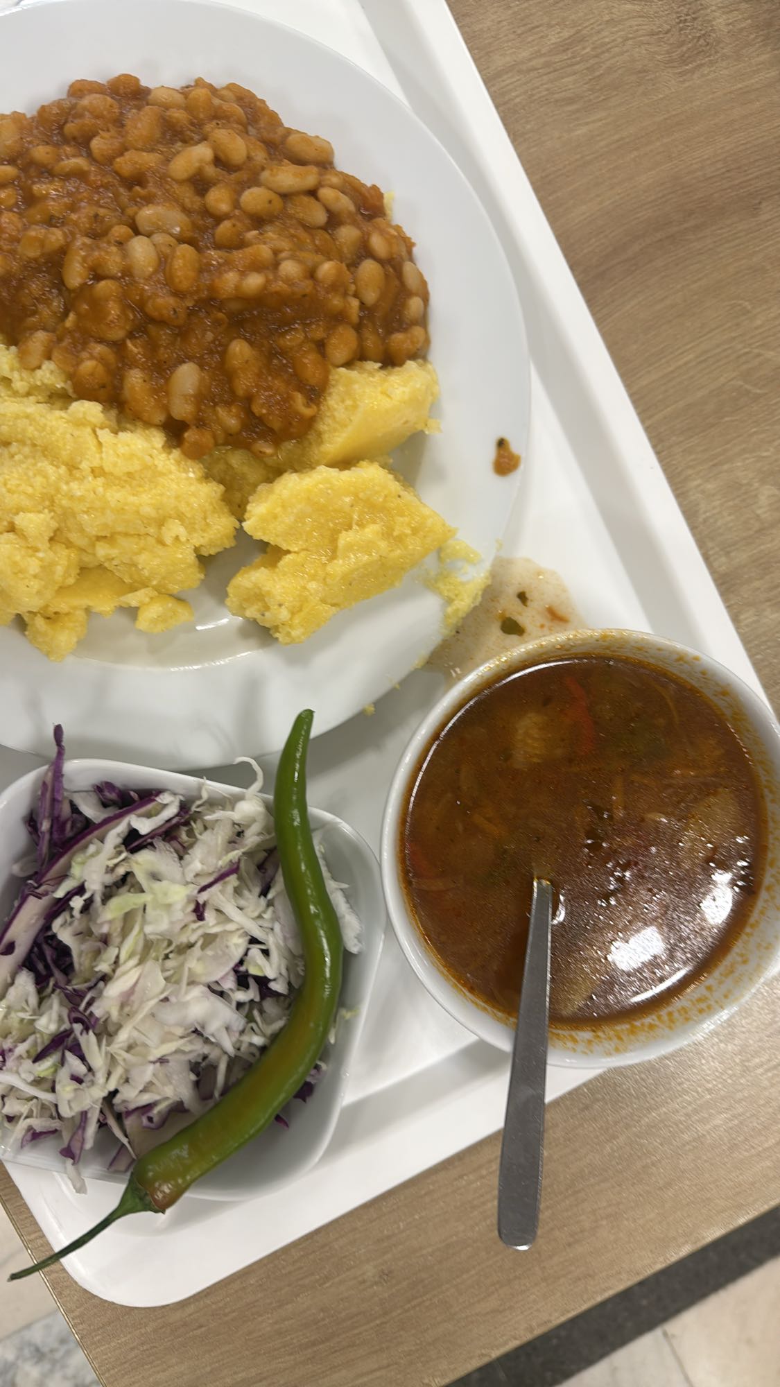 Mămăligă cu fasole și salată