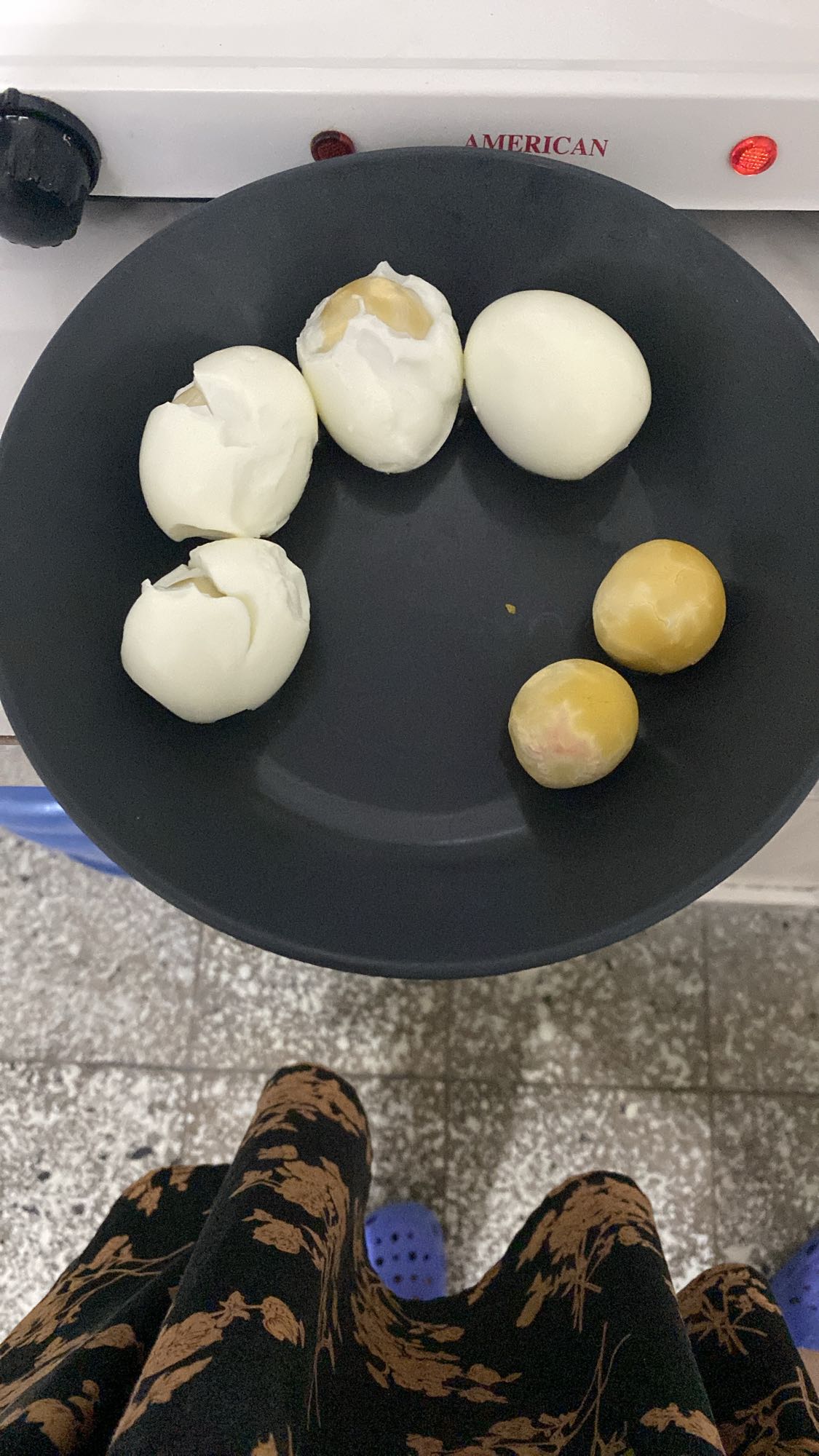 Huevos cocidos y ciruelas