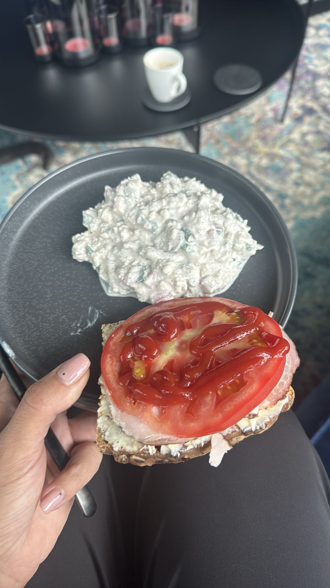 Kanapka z twarożkiem i sałatką