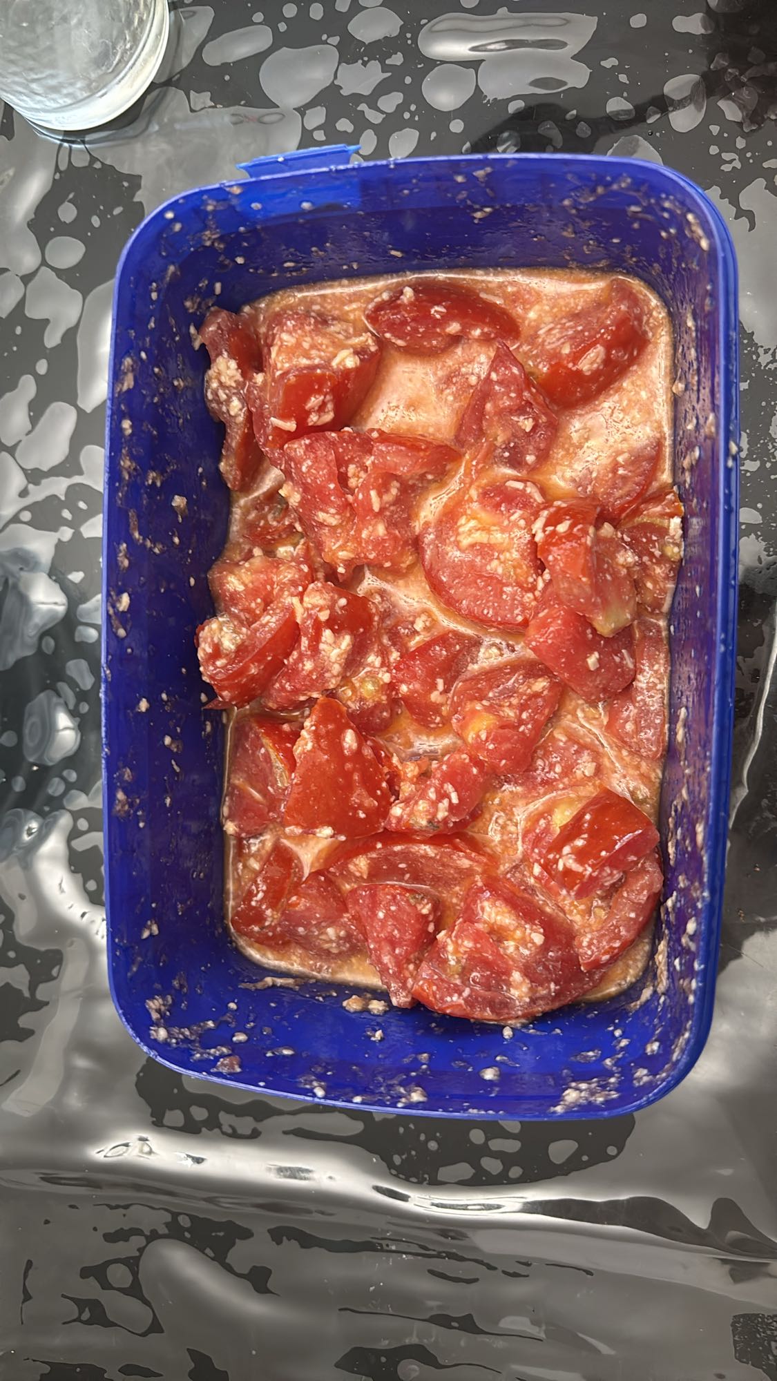 Томатный салат с чесноком