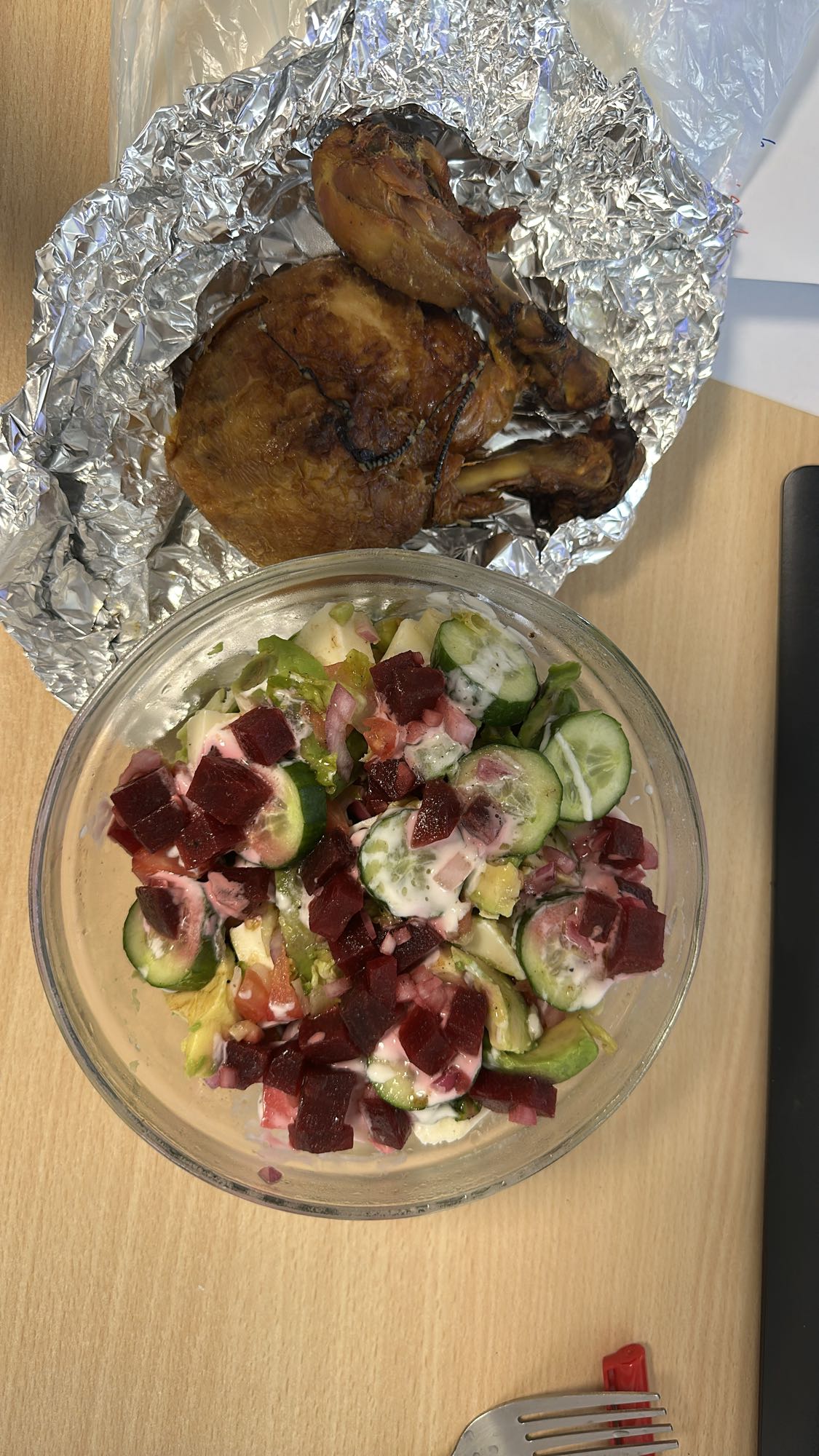 Poulet rôti et salade fraîche