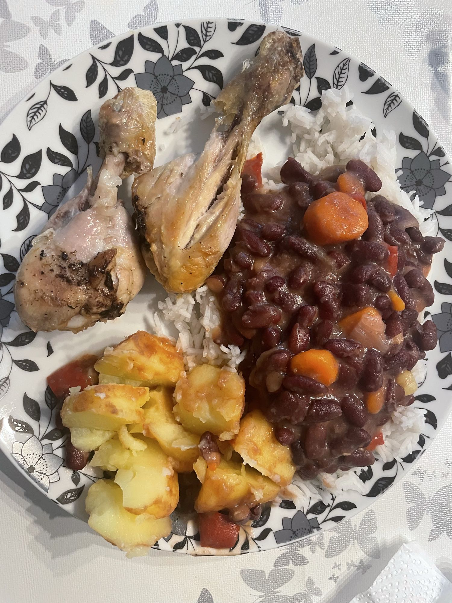 Basmati Reis mit Hähnchenkeule, Bohnen, Kartoffeln und Gemüse