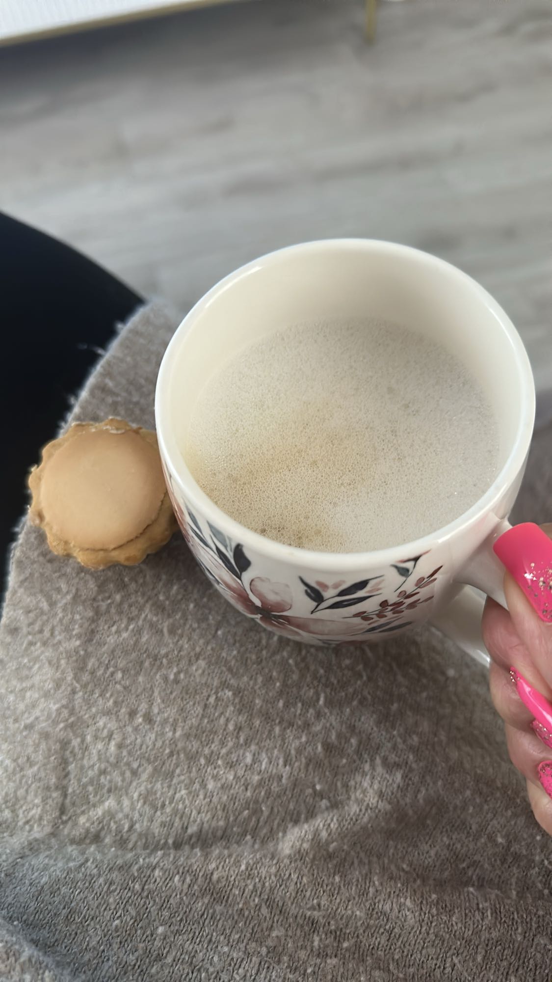 Kawa z mlekiem i ciastkiem