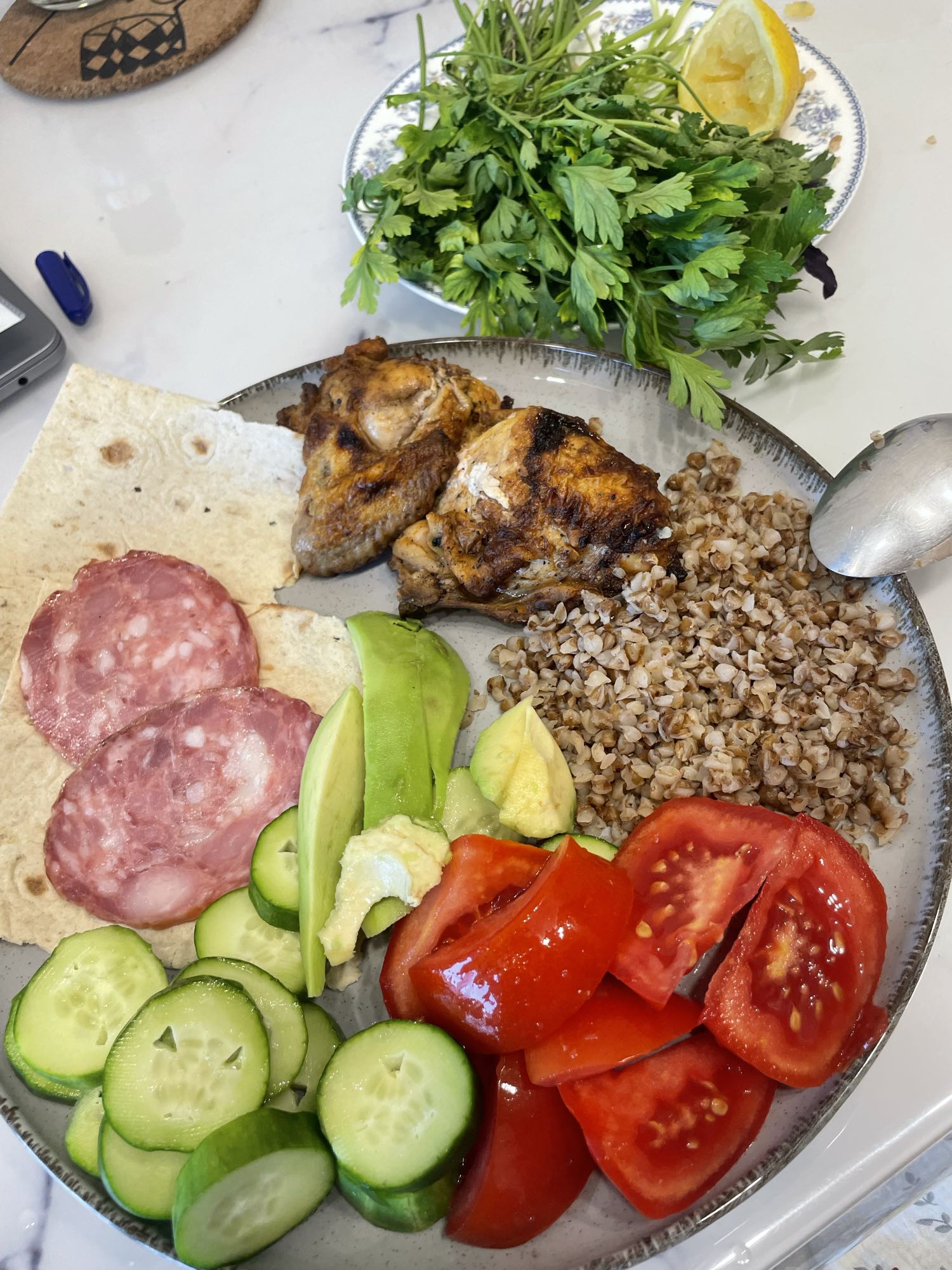 Тарелка с курицей и овощами