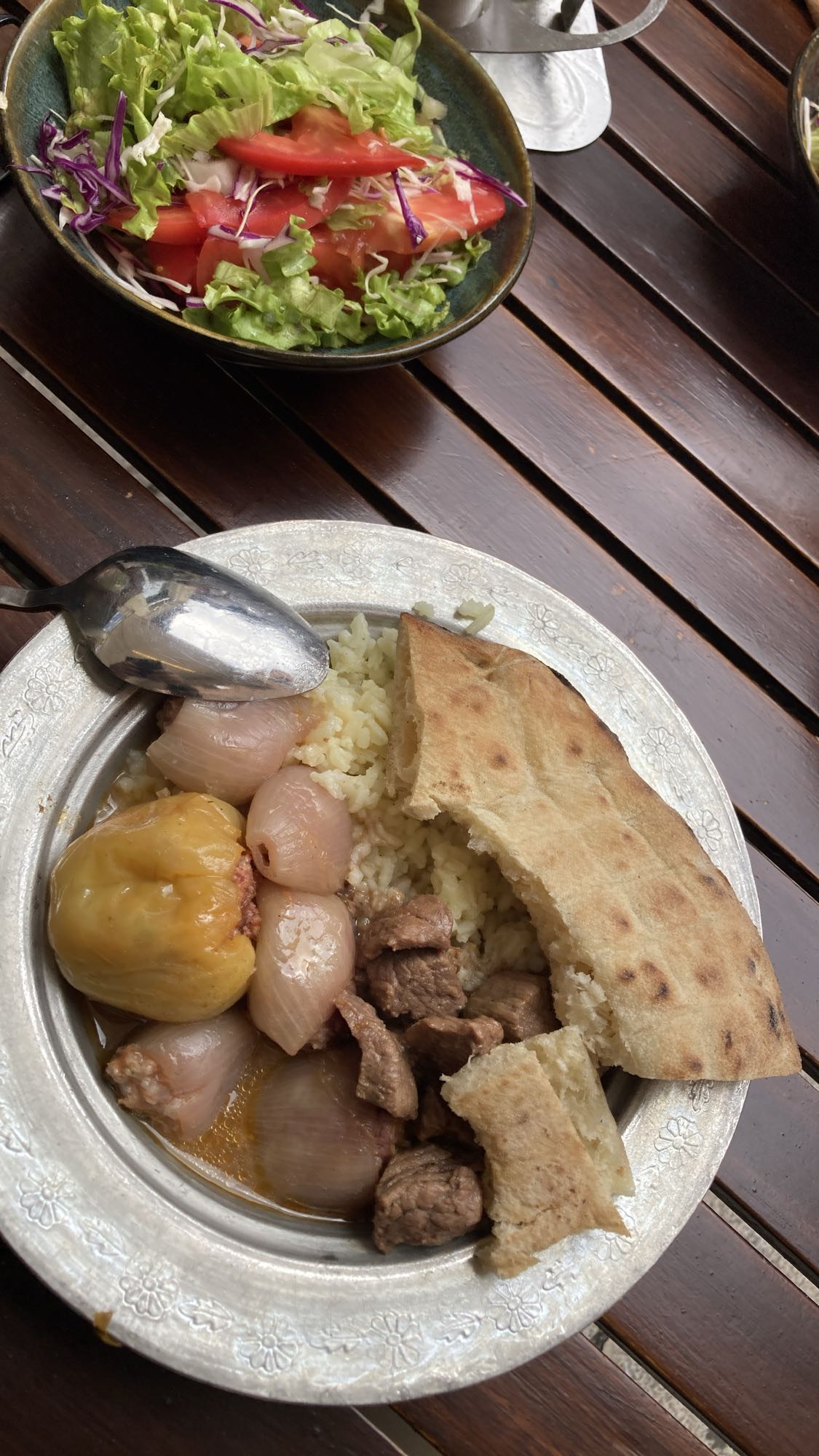 Köttgryta med ris och sallad