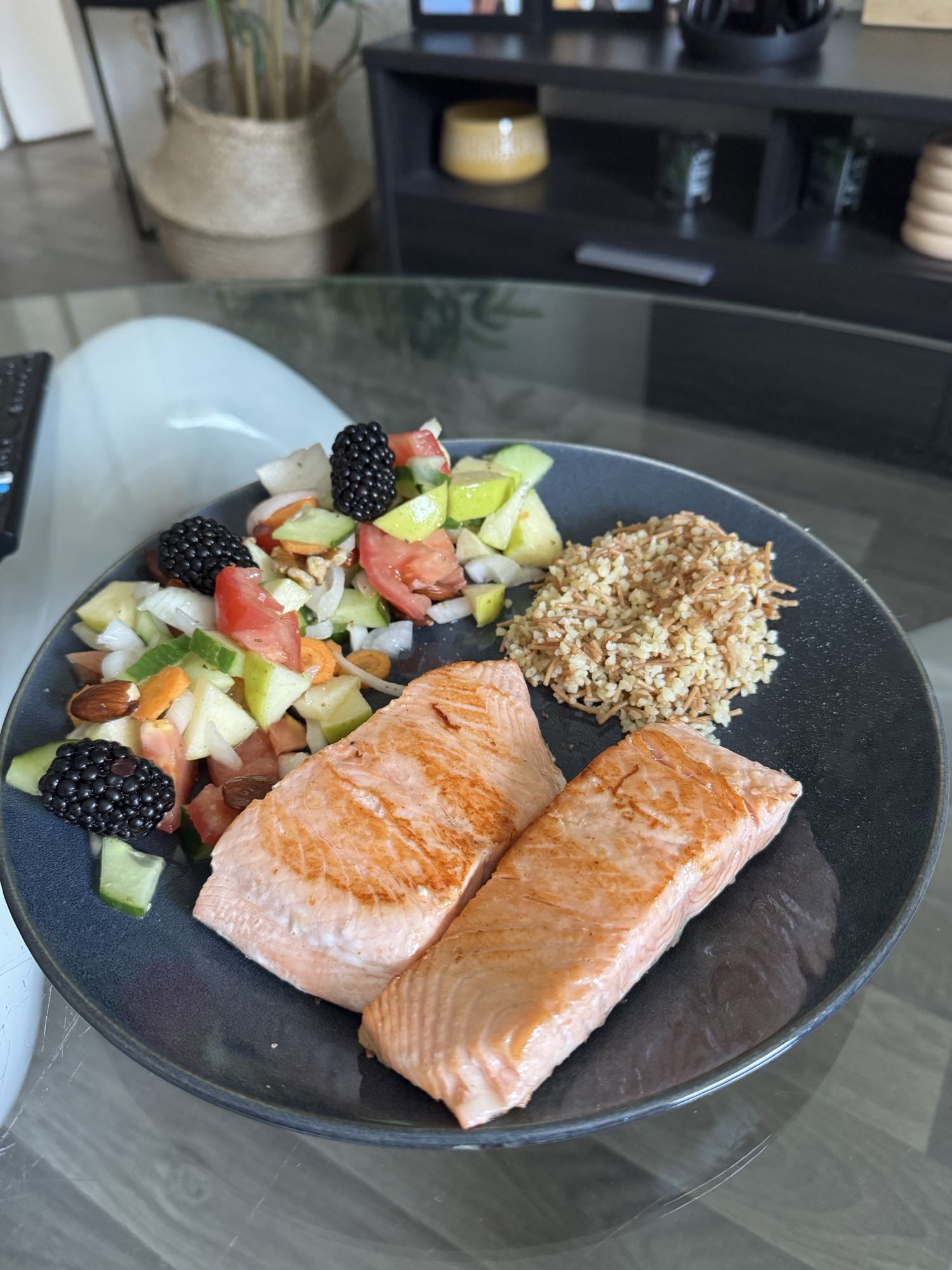 Saumon avec salade et riz