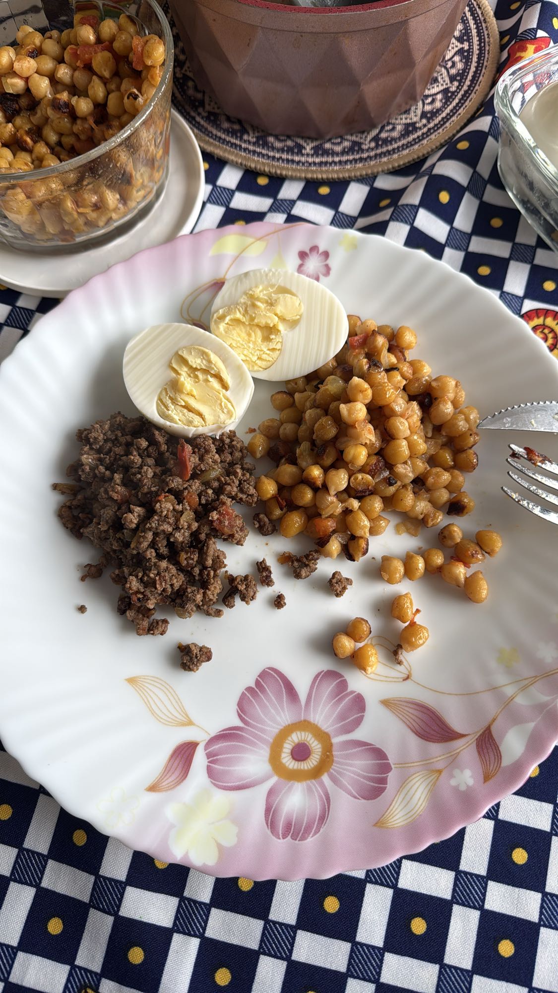 Grão-de-bico com carne e ovo