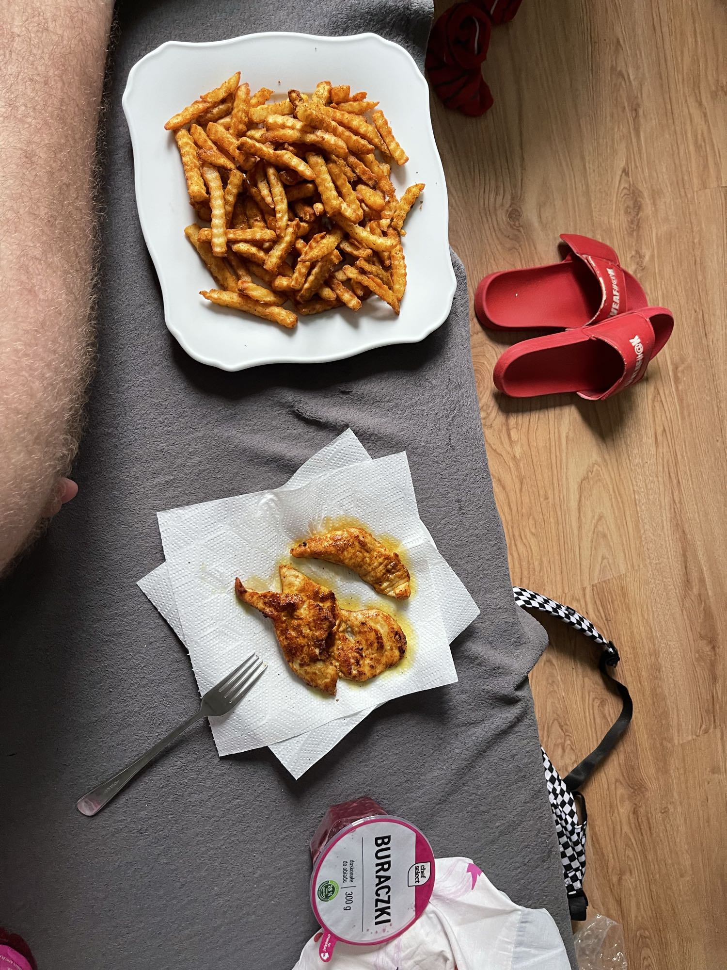 Frytki, kurczak, buraczki