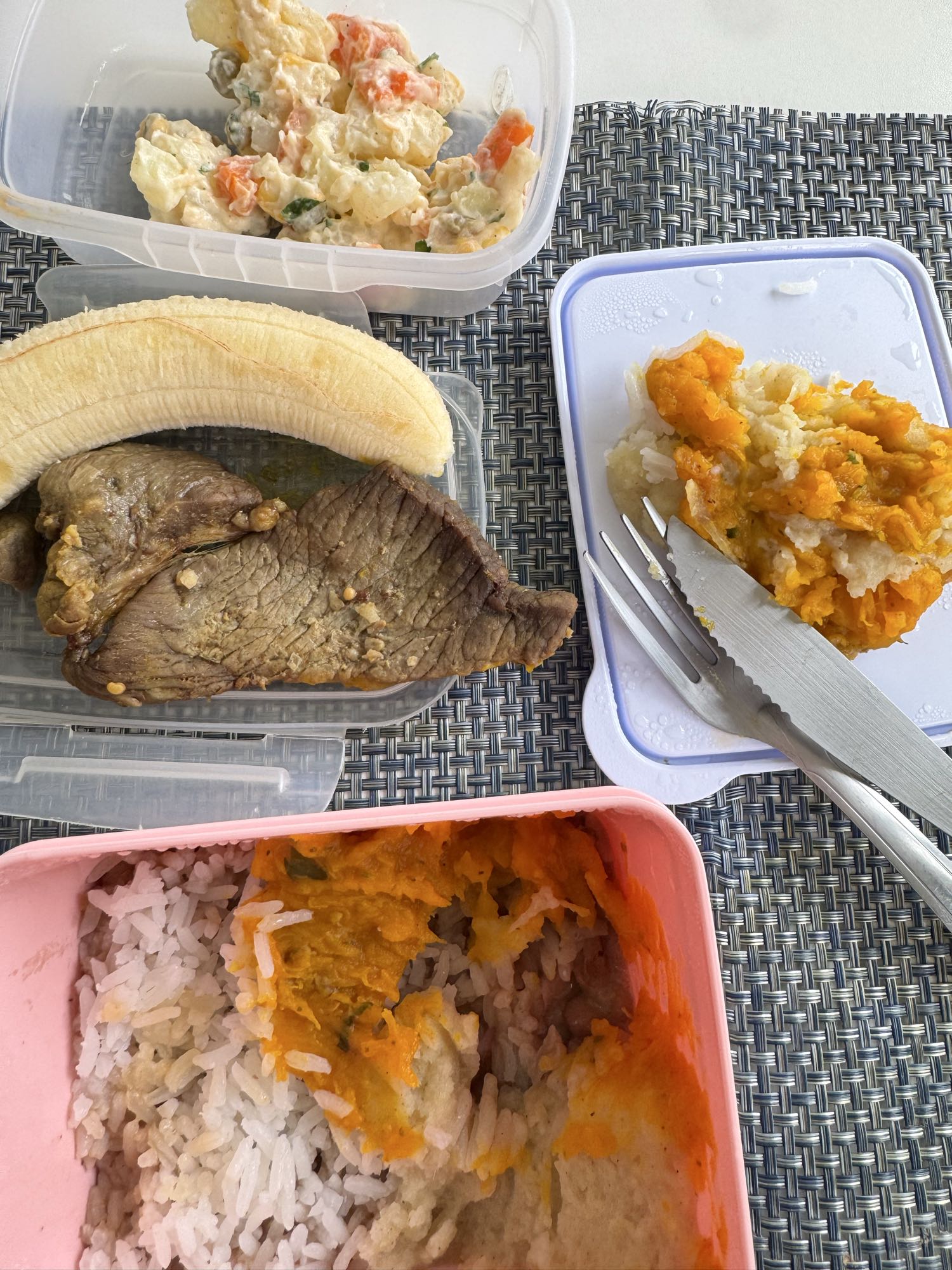 Almoço com carne e salada