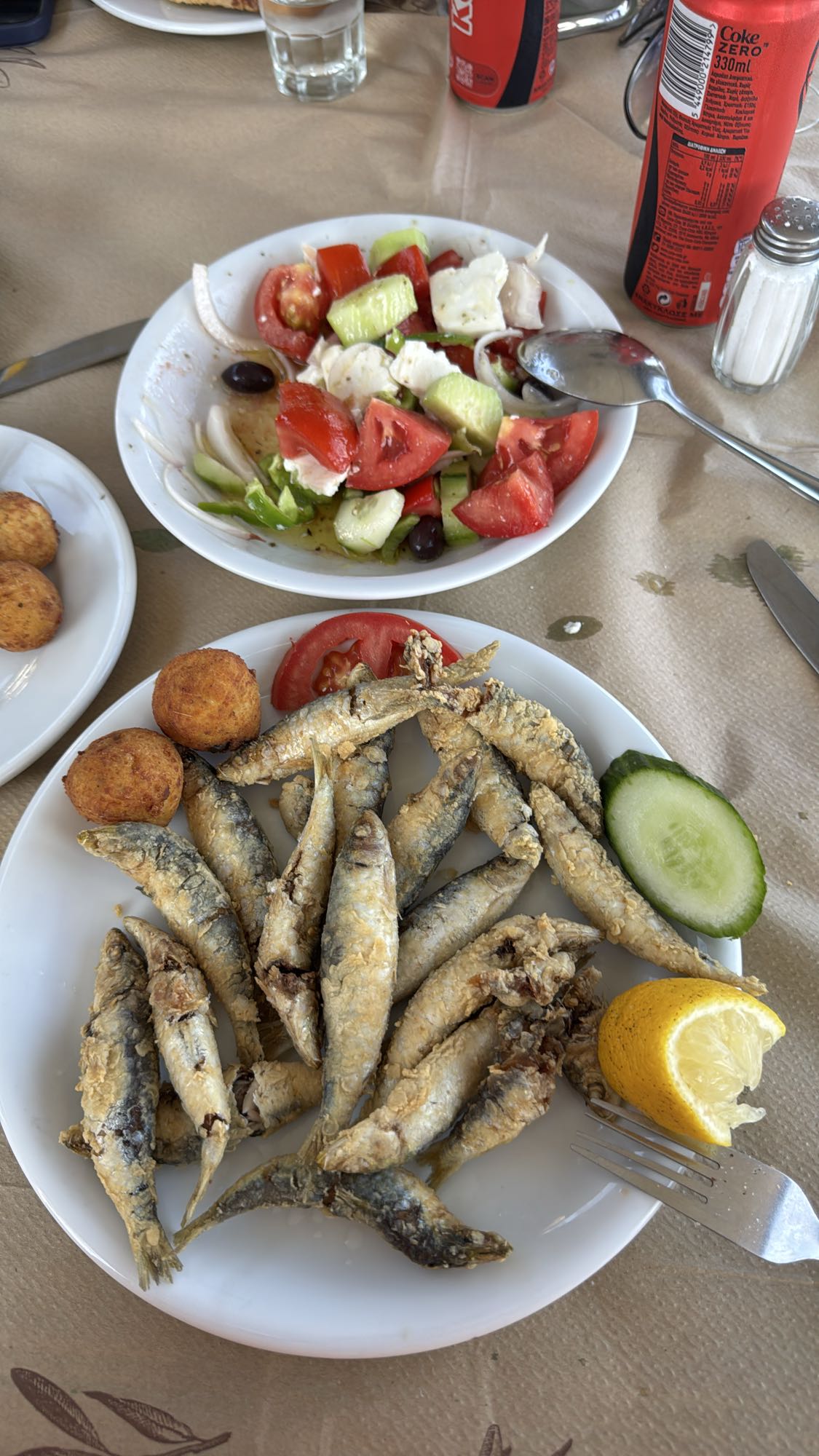 Gebratene Sardinen & griechischer Salat