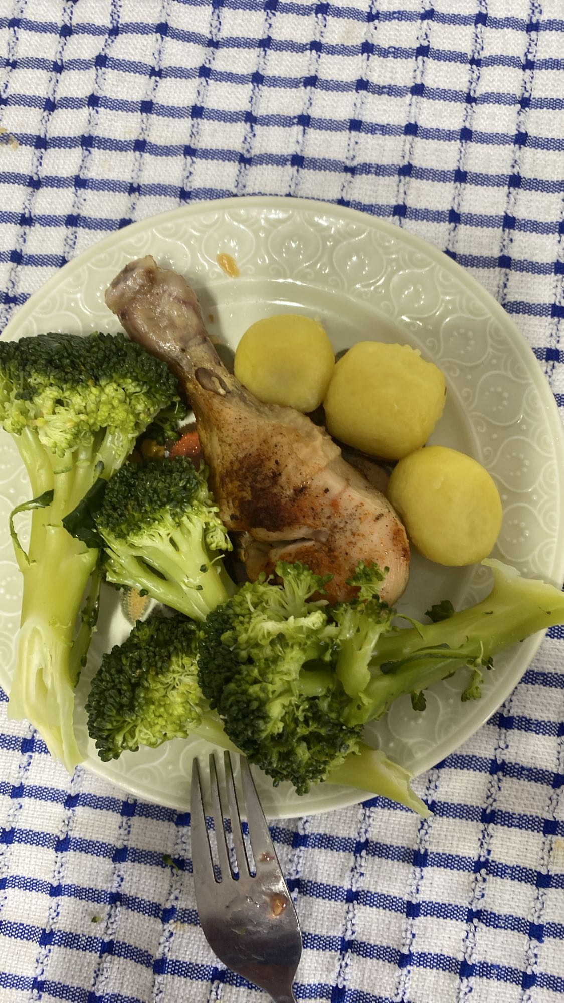 Pui cu broccoli și cartofi