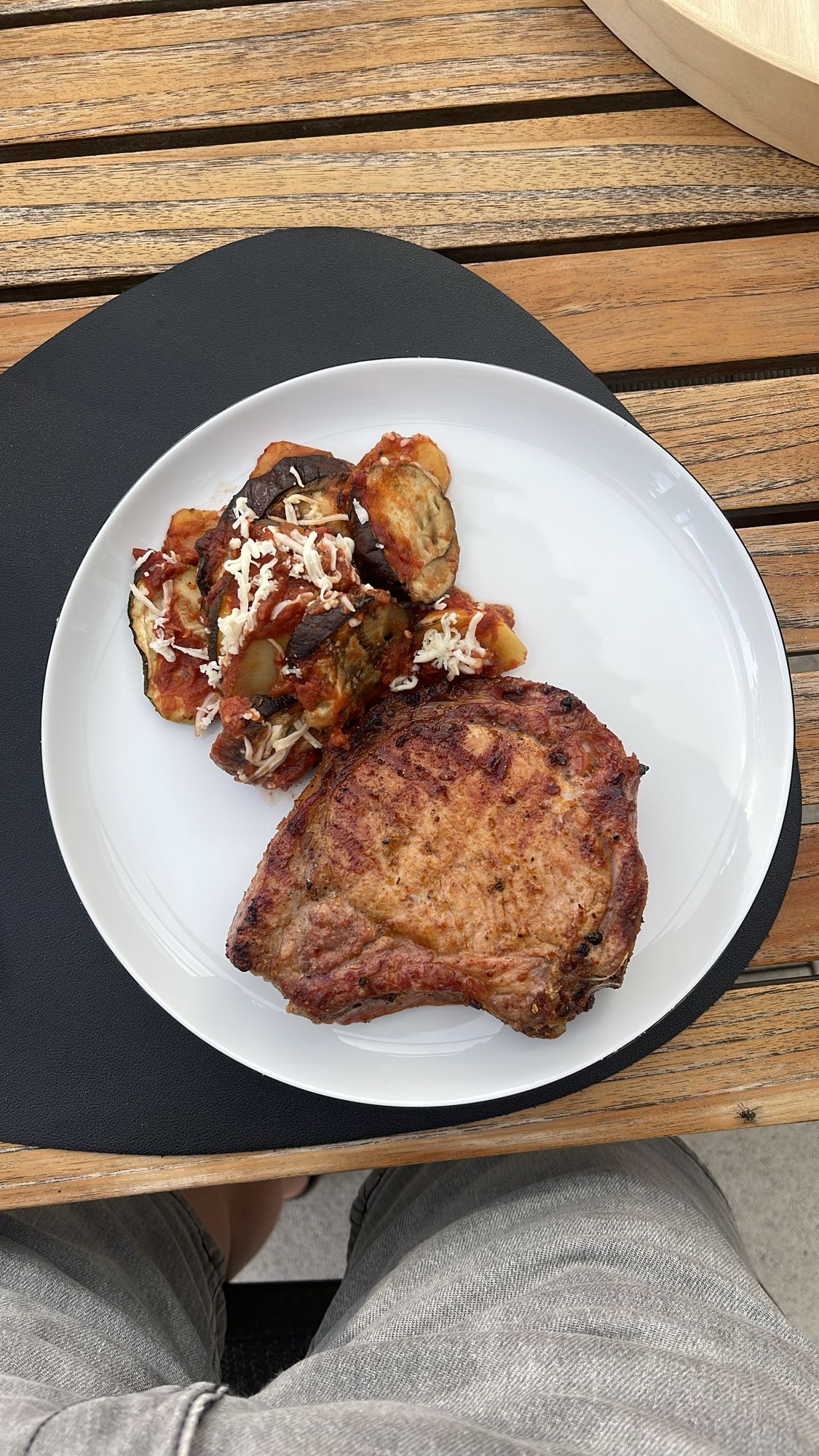 Grillkotelett mit Gemüse