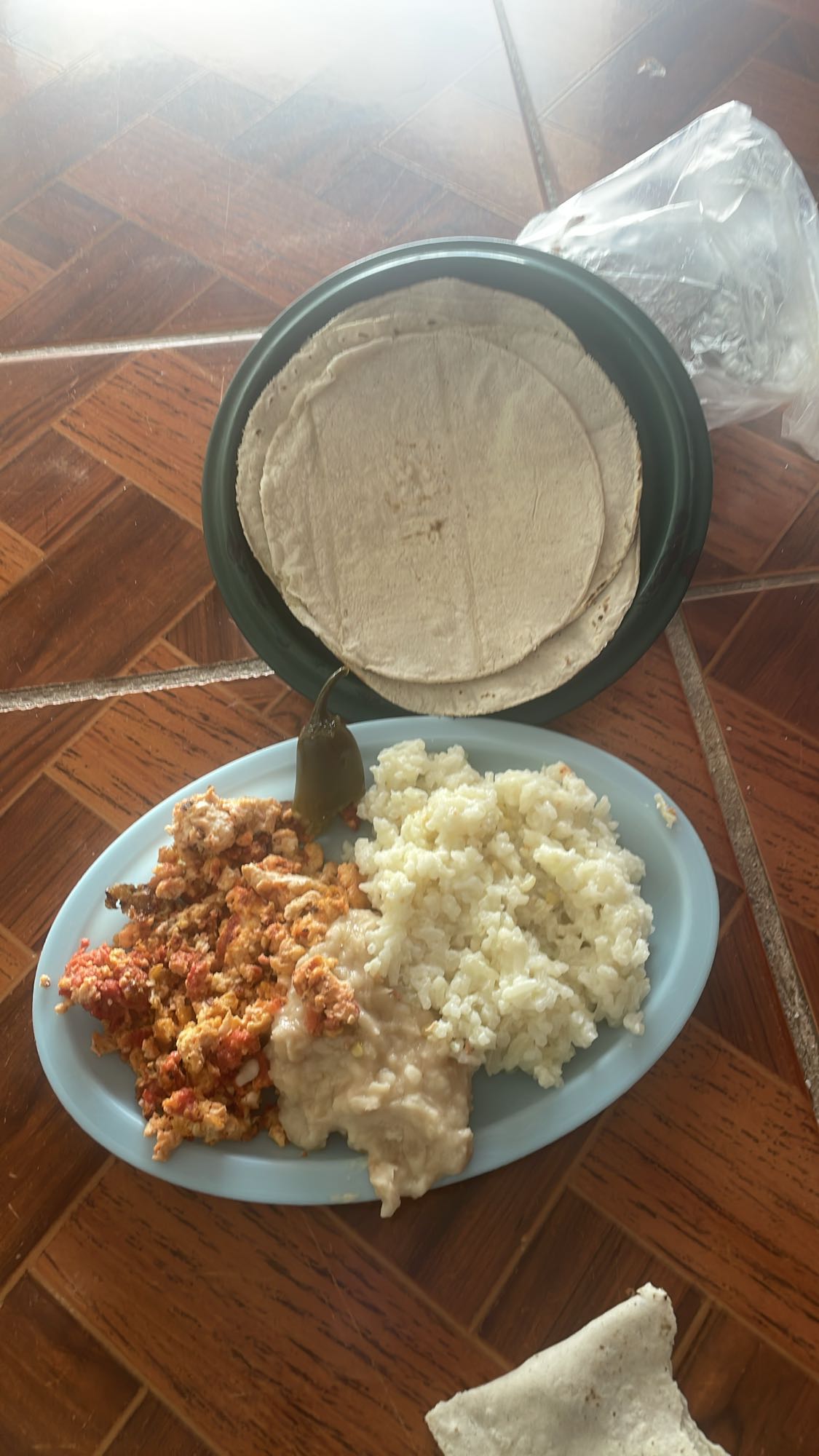 Desayuno con arroz y huevo