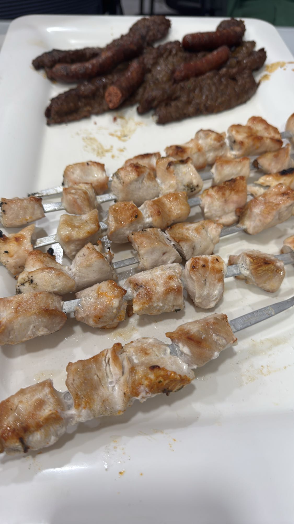 Brochettes et saucisses grillées