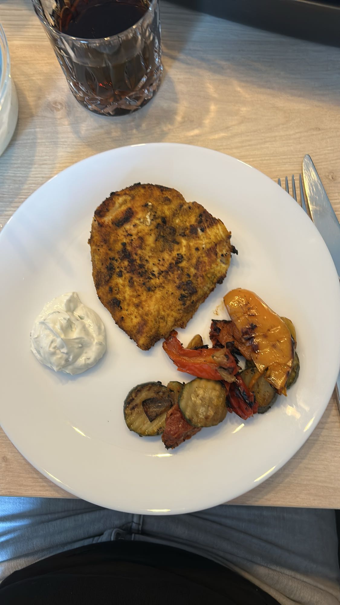 Gegrilltes Hähnchen mit Gemüse