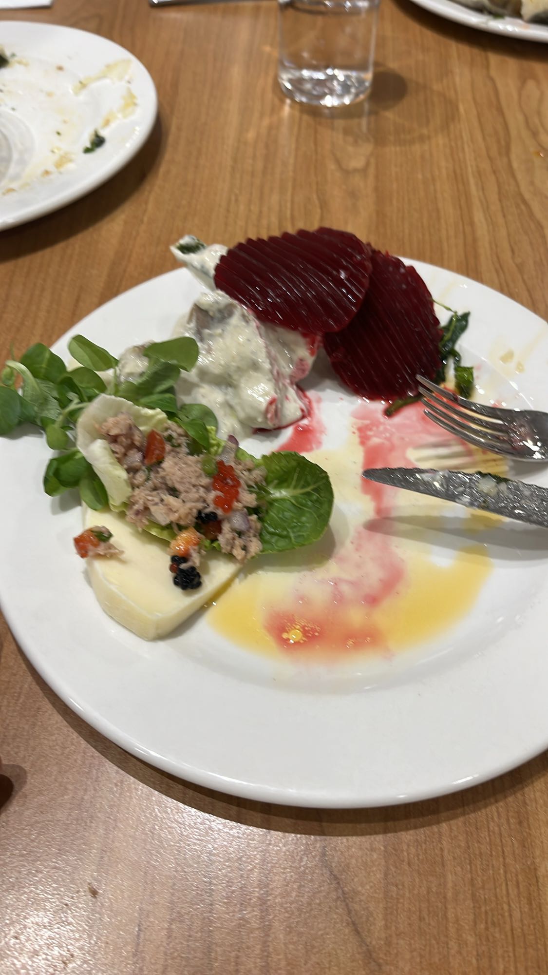 ensalada variada con atún y remolacha