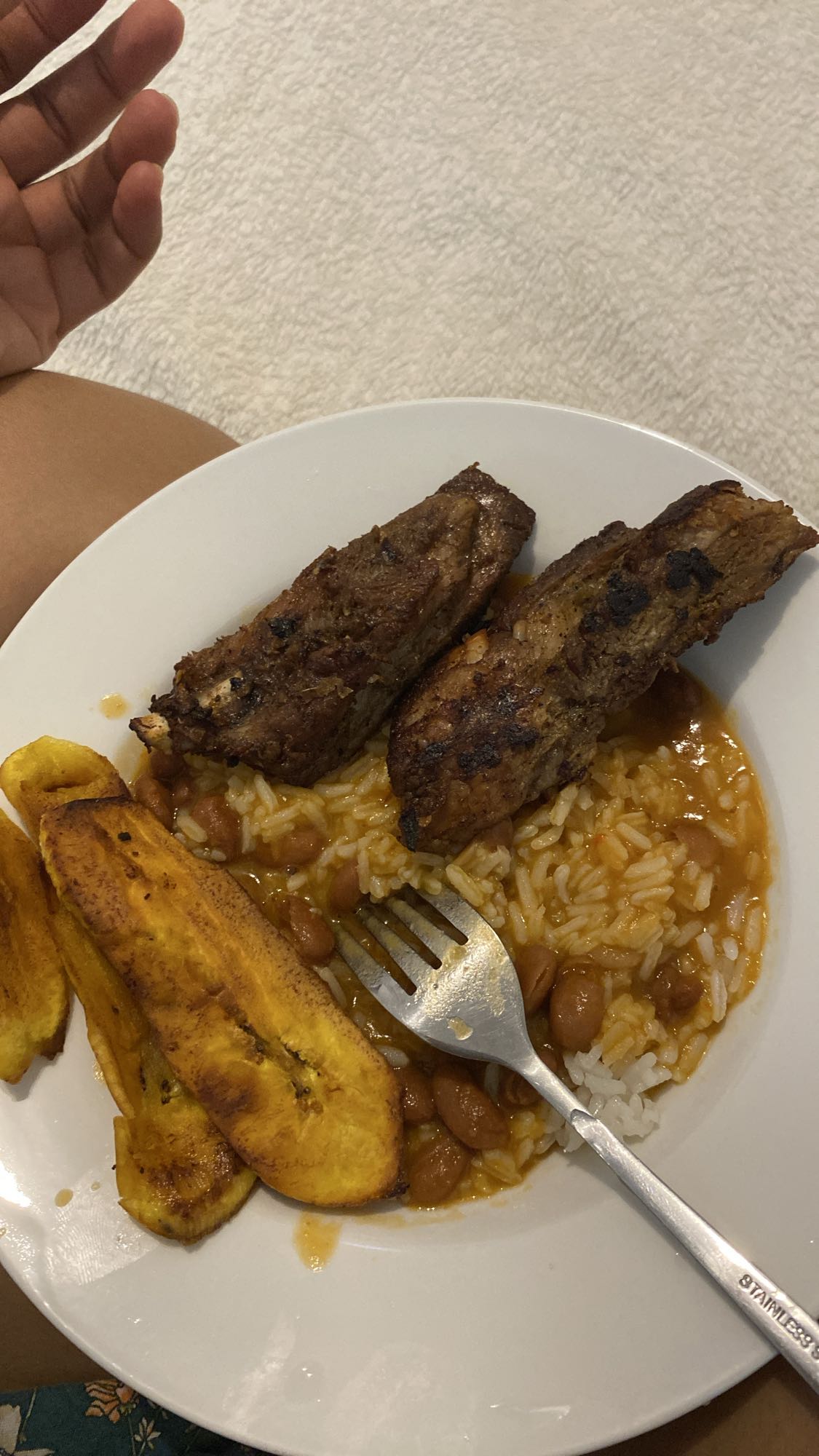 Costillas con arroz y plátano