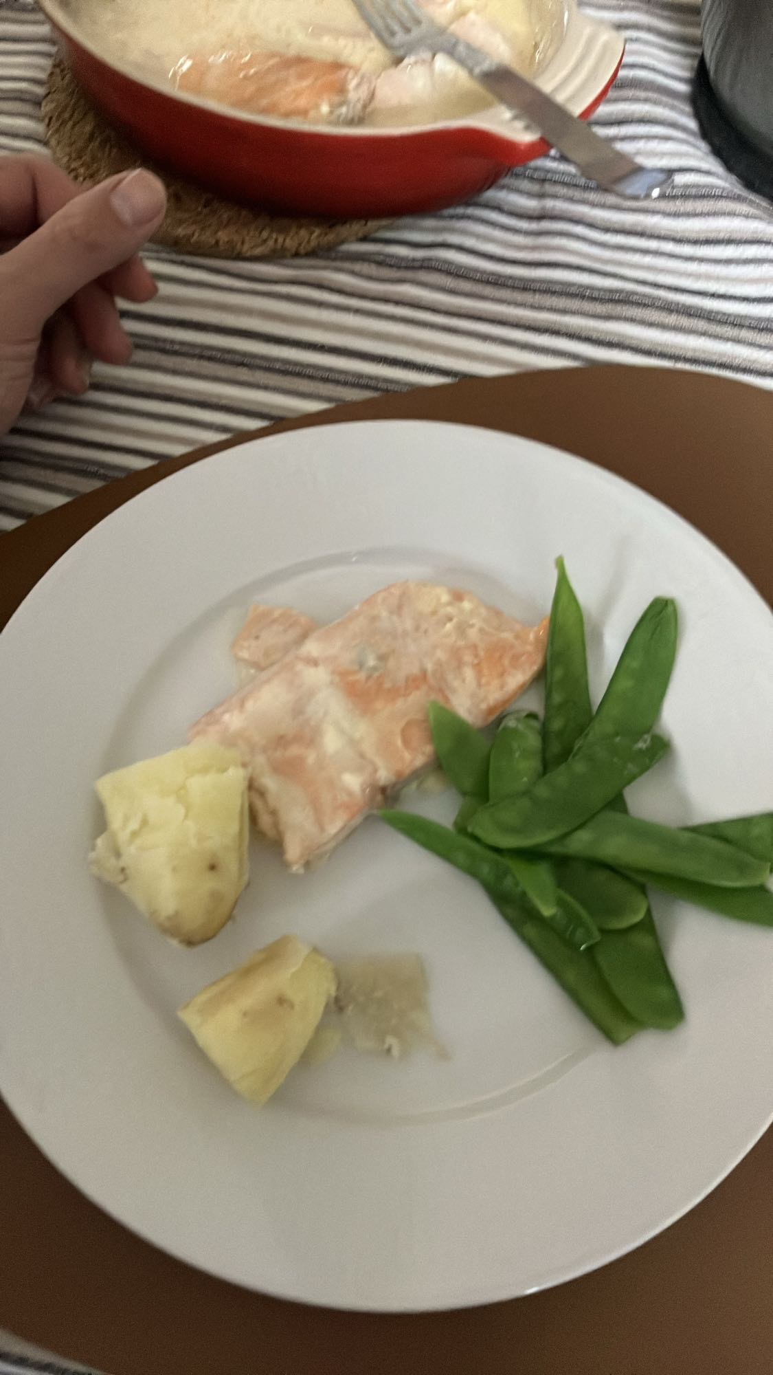 Lax med potatis och ärtor