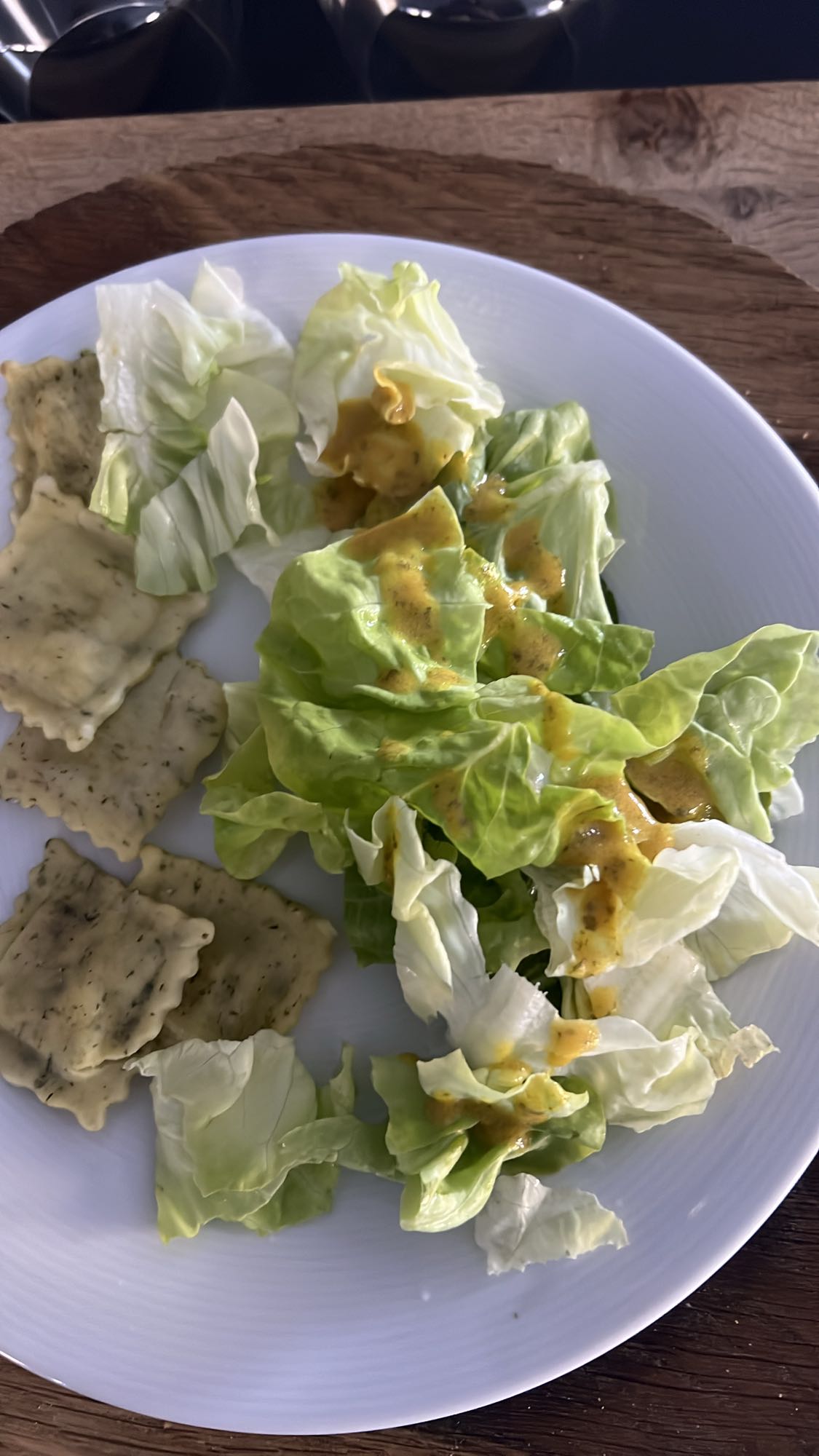Salade et raviolis