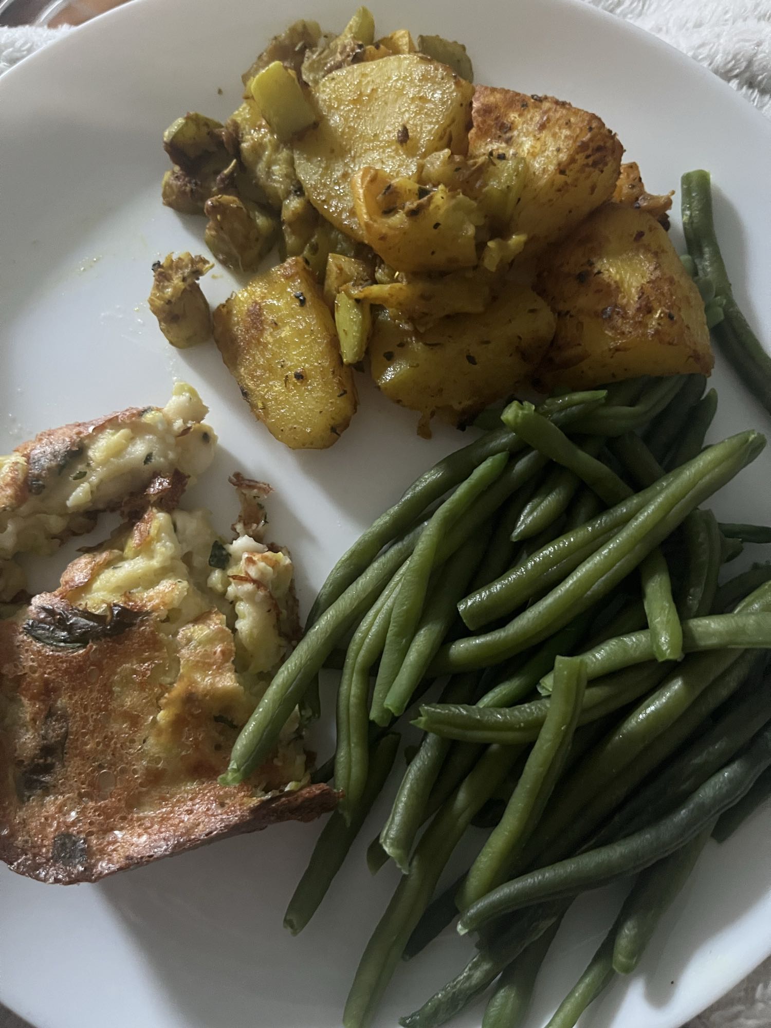 Omelette, pommes, haricots