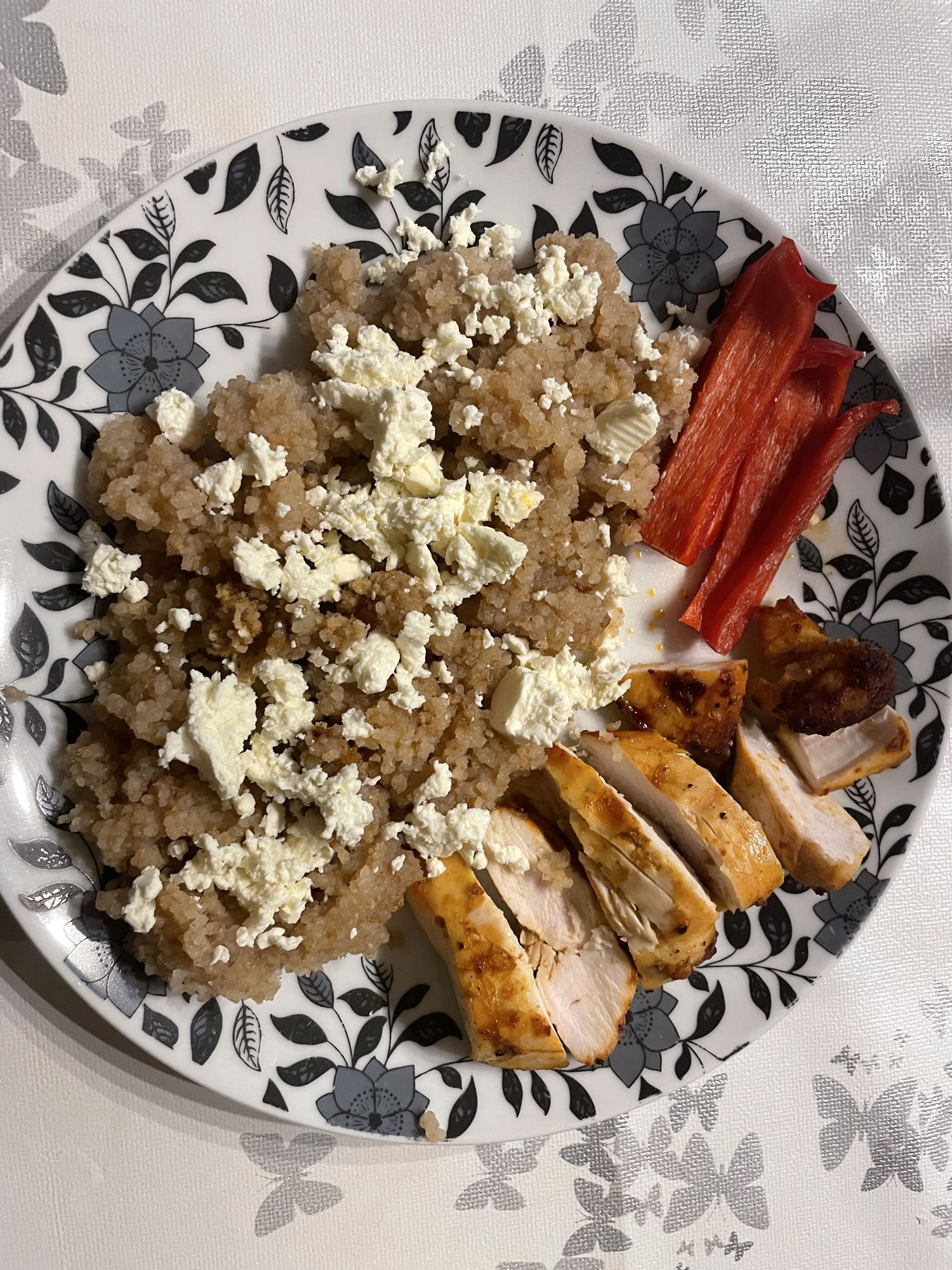 Hähnchen mit Quinoa und Hirtenkäse