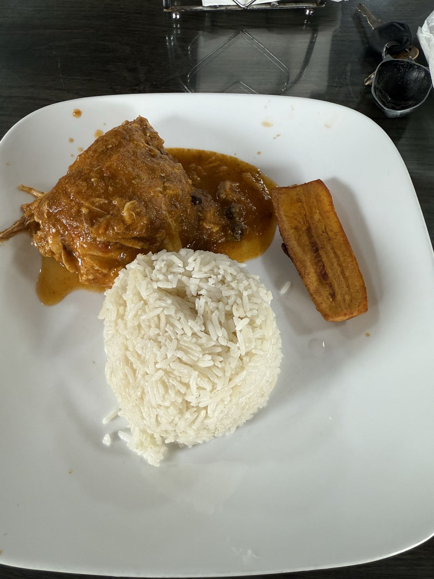 Pollo guisado con arroz y plátano