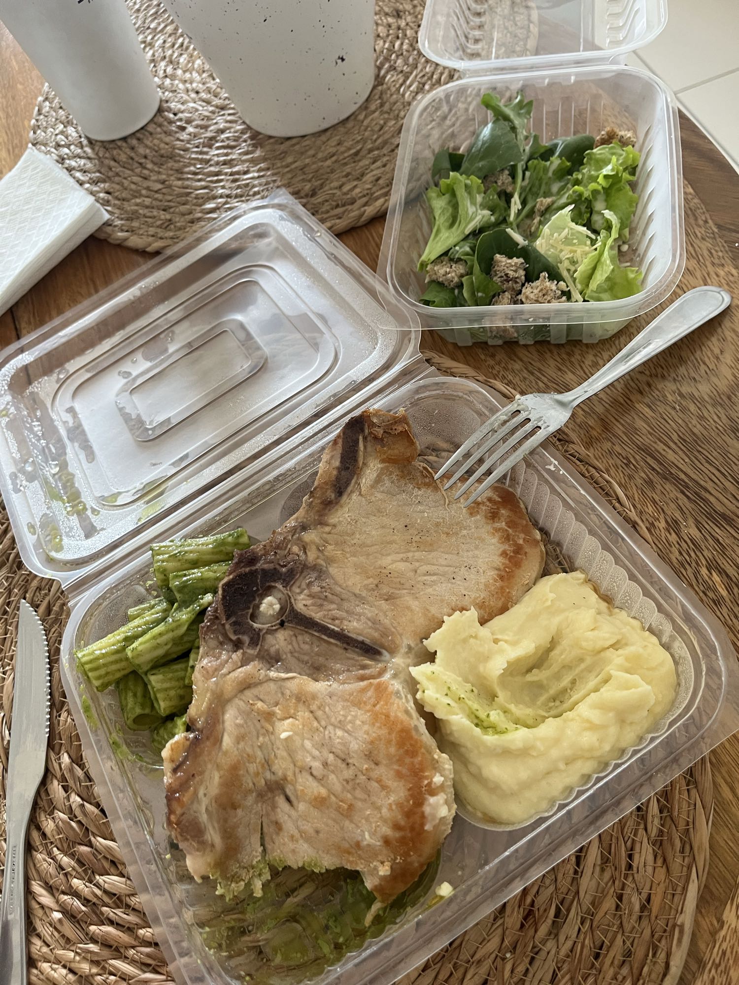 Chuleta con puré y ensalada