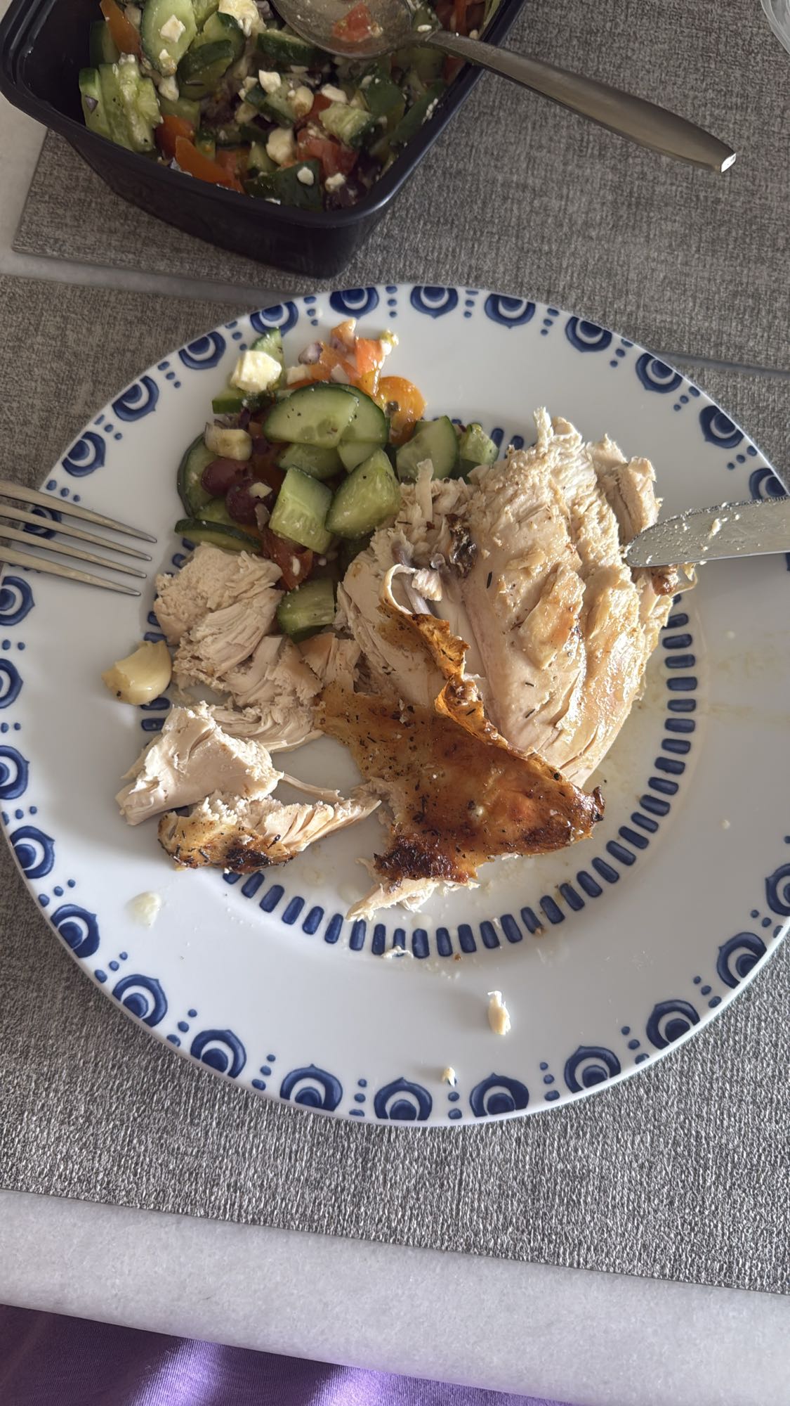 Pollo asado con ensalada griega