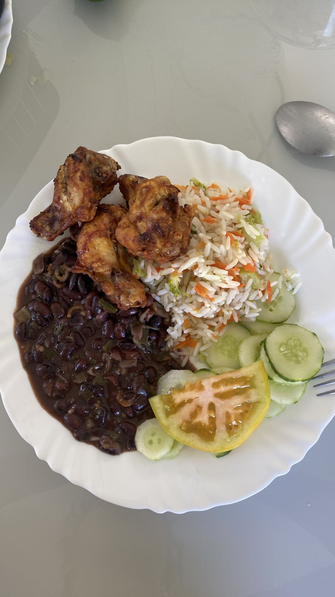 Frango com arroz e feijão