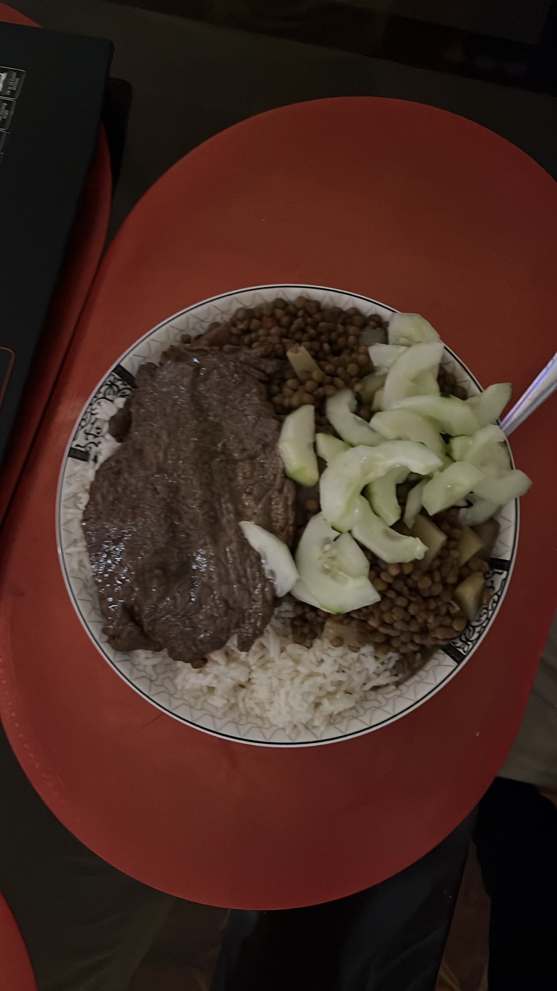 Plato de carne y lentejas