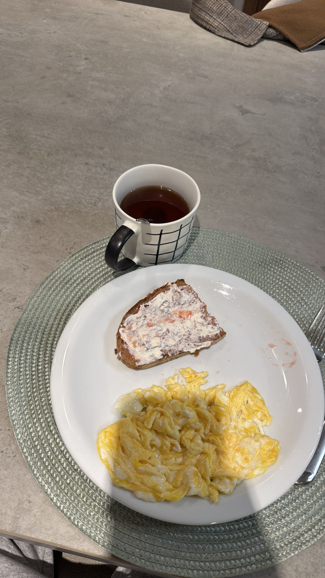 Desayuno con huevos y pan
