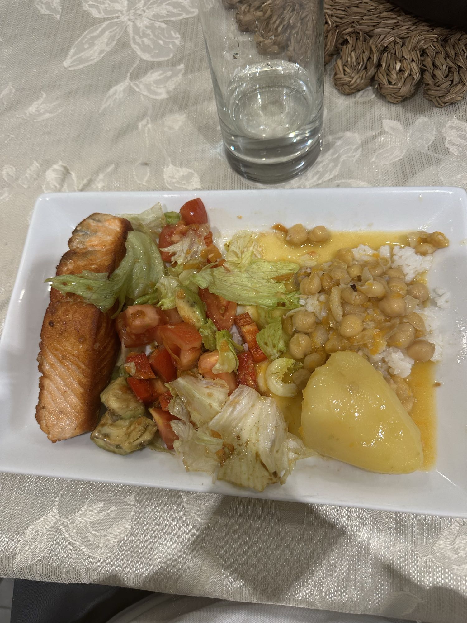 Salmón con ensalada y guarnición