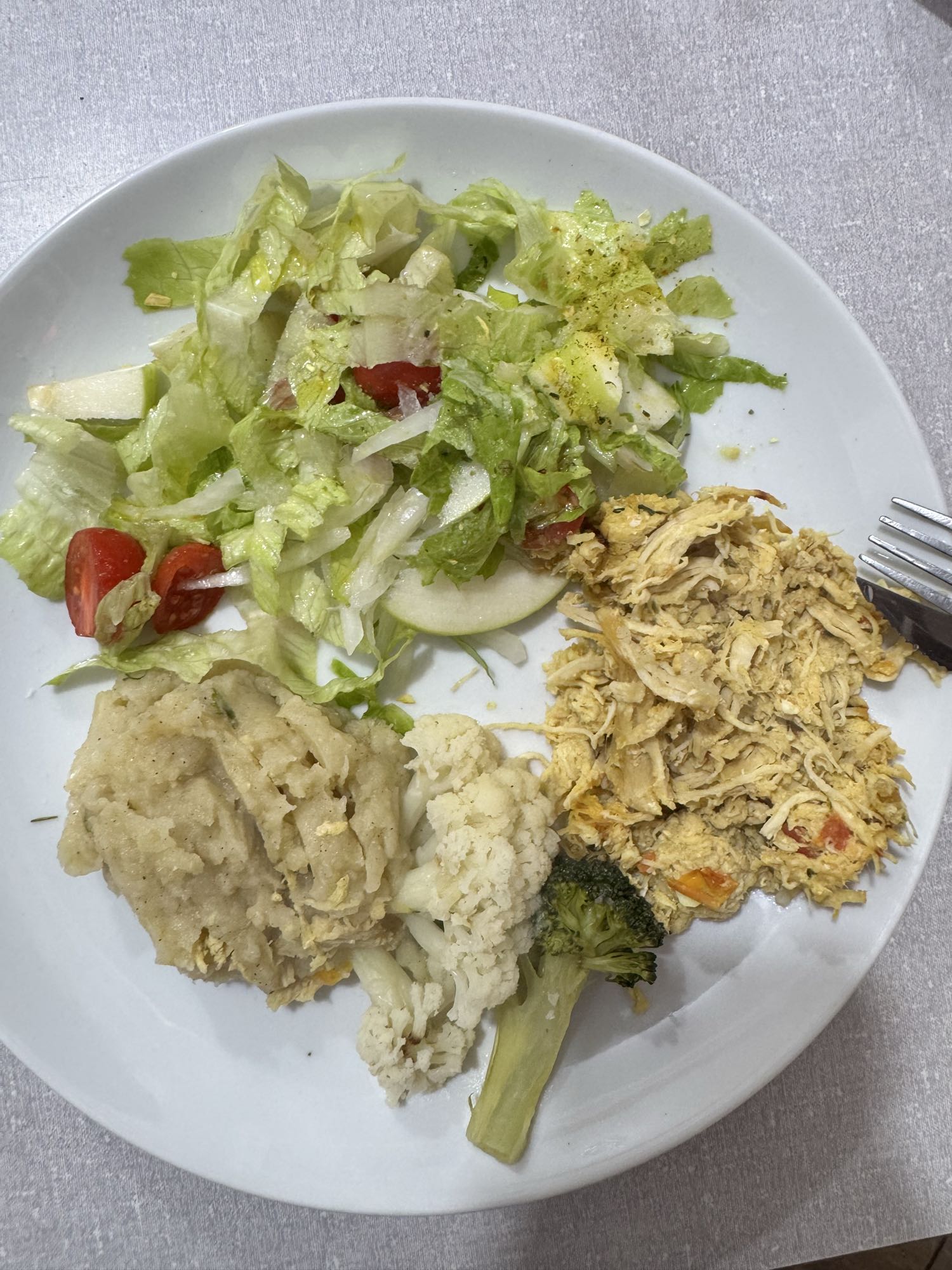 Frango com purê e salada