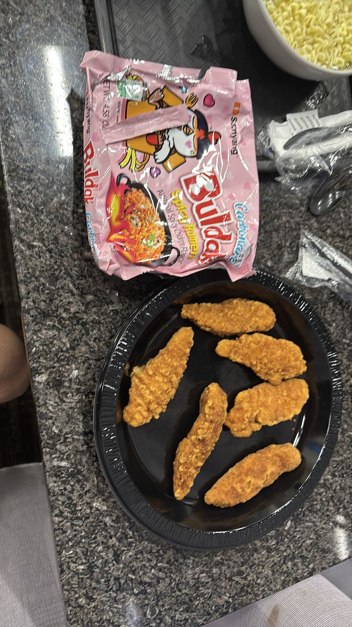 Pollo frito y ramen picante