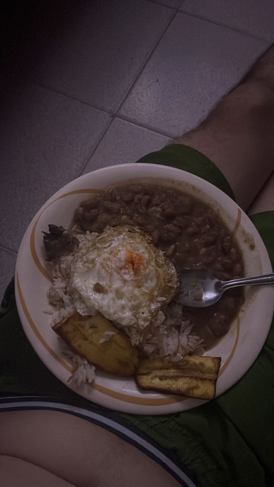 arroz, frijoles, huevo y plátano
