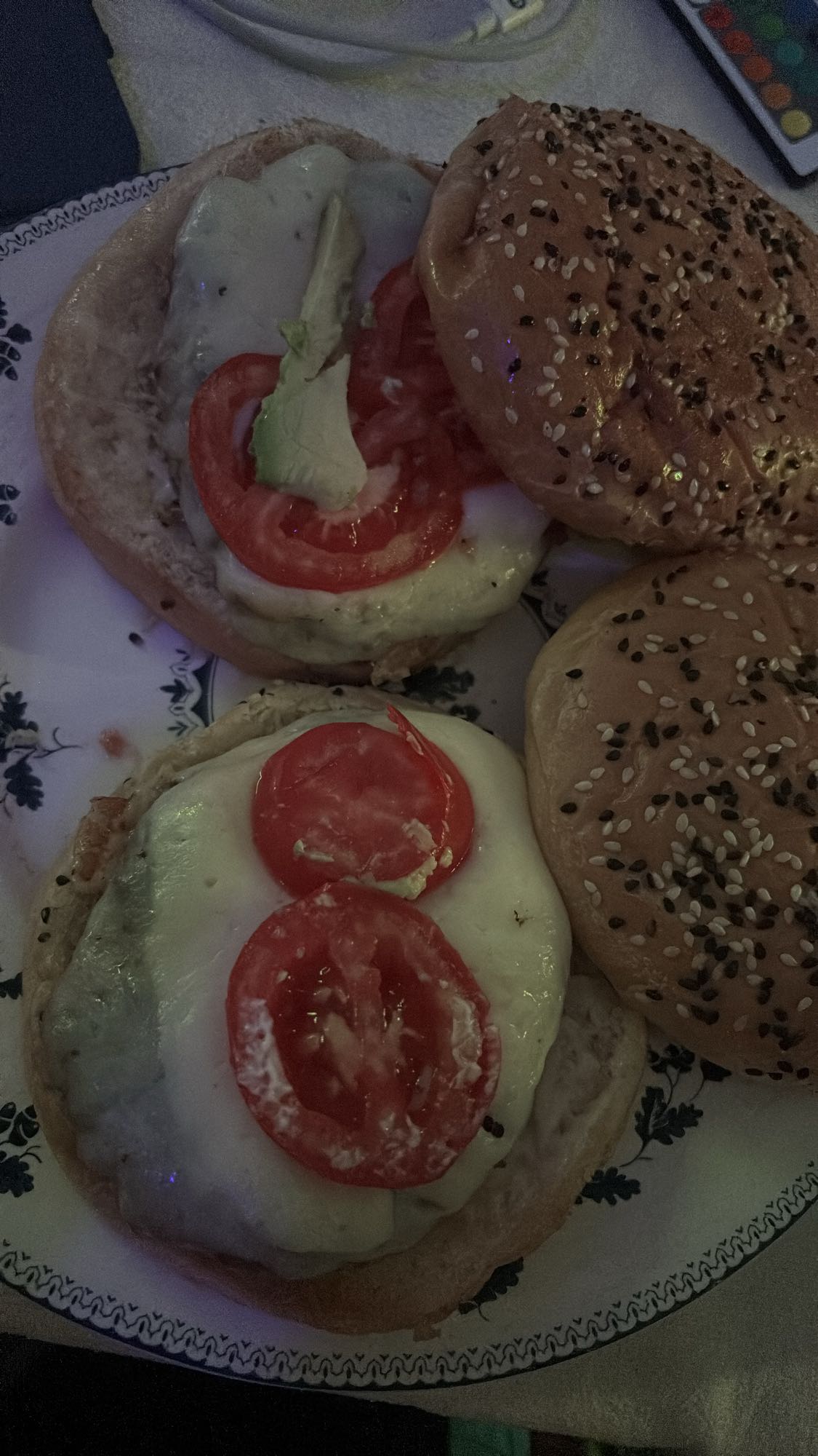 hamburguesas con queso y tomate
