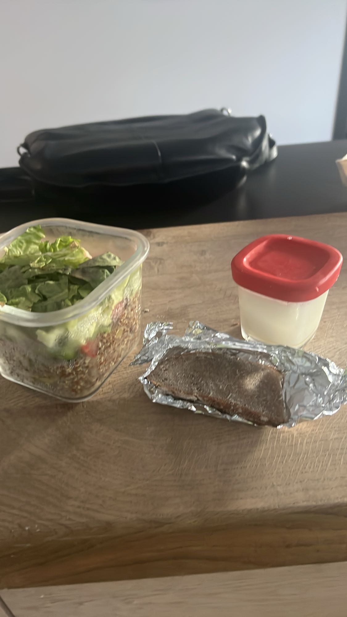 Salade, pain complet, yaourt