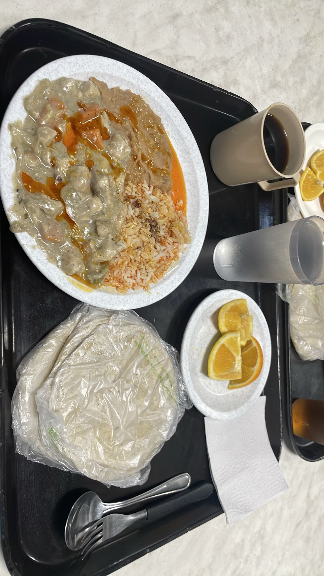 guisado con arroz y tortillas