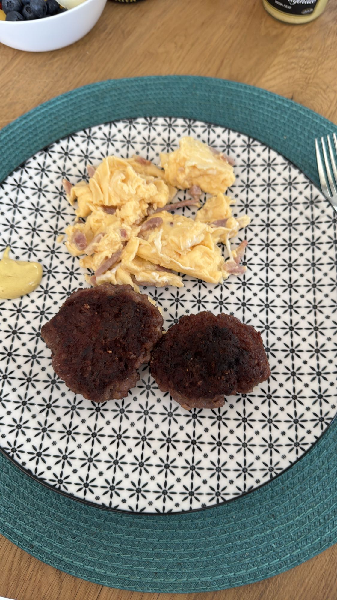 Rührei mit Wurst und Senf